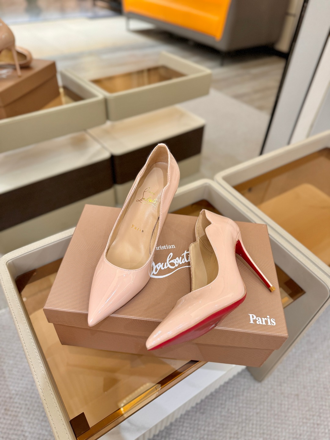 波浪单鞋（经典款）质感立体穿出时尚芭莎的气质优质皮里更加柔软透气，无敌瘦腿，穿上立马拉升腿的长度～涵深刻