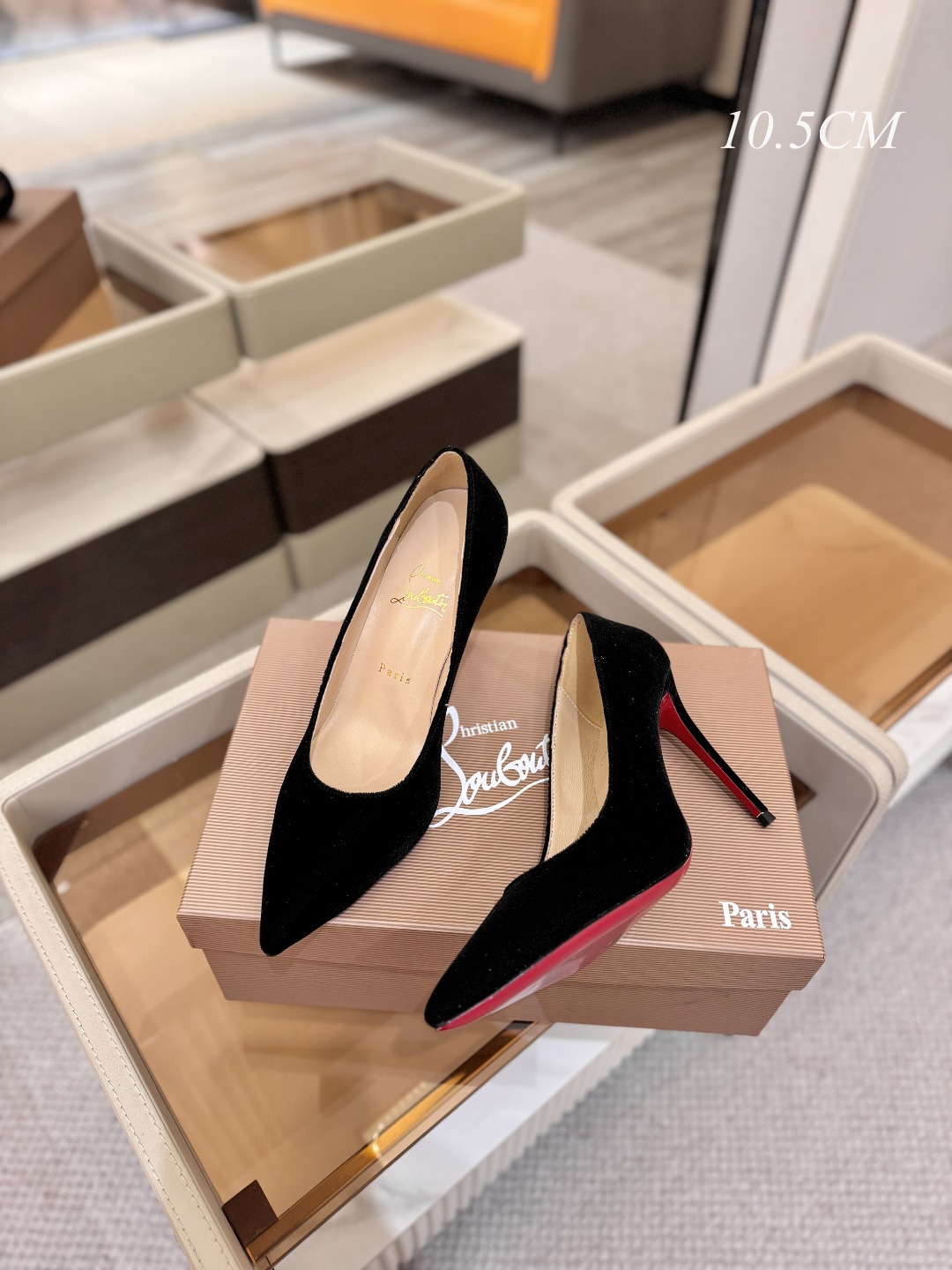 天鹅绒单鞋（经典款）质感立体穿出时尚芭莎的气质优质皮里更加柔软透气，无敌瘦腿，穿上立马拉升腿的长度～涵深