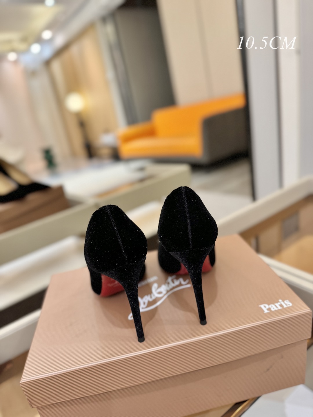 天鹅绒单鞋（经典款）质感立体穿出时尚芭莎的气质优质皮里更加柔软透气，无敌瘦腿，穿上立马拉升腿的长度～涵深