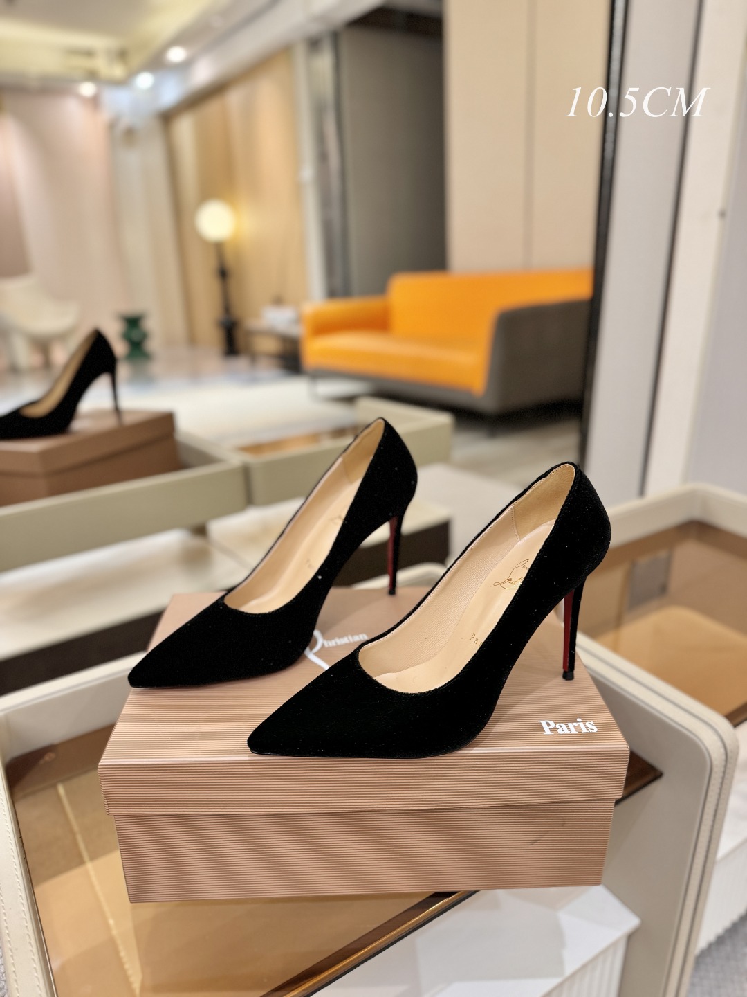 天鹅绒单鞋（经典款）质感立体穿出时尚芭莎的气质优质皮里更加柔软透气，无敌瘦腿，穿上立马拉升腿的长度～涵深