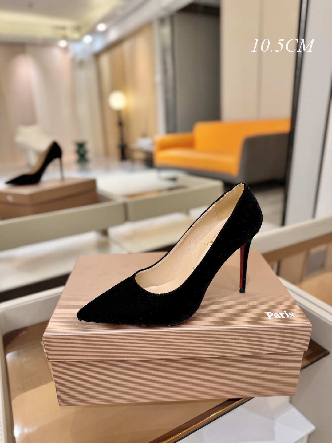 天鹅绒单鞋（经典款）质感立体穿出时尚芭莎的气质优质皮里更加柔软透气，无敌瘦腿，穿上立马拉升腿的长度～涵深