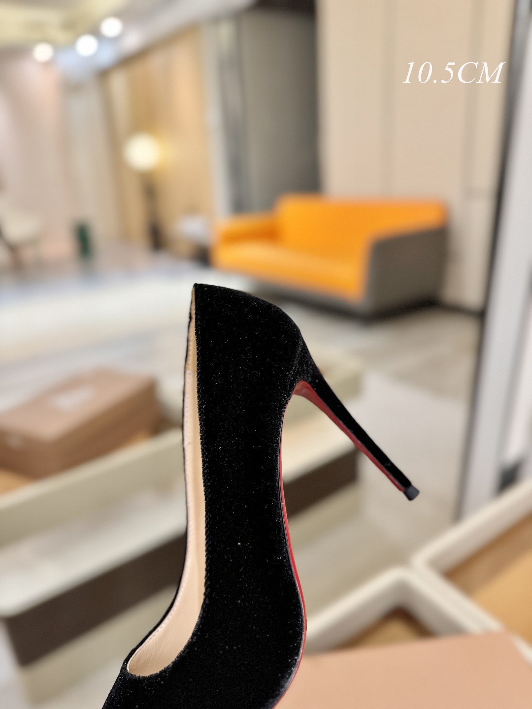 天鹅绒单鞋（经典款）质感立体穿出时尚芭莎的气质优质皮里更加柔软透气，无敌瘦腿，穿上立马拉升腿的长度～涵深