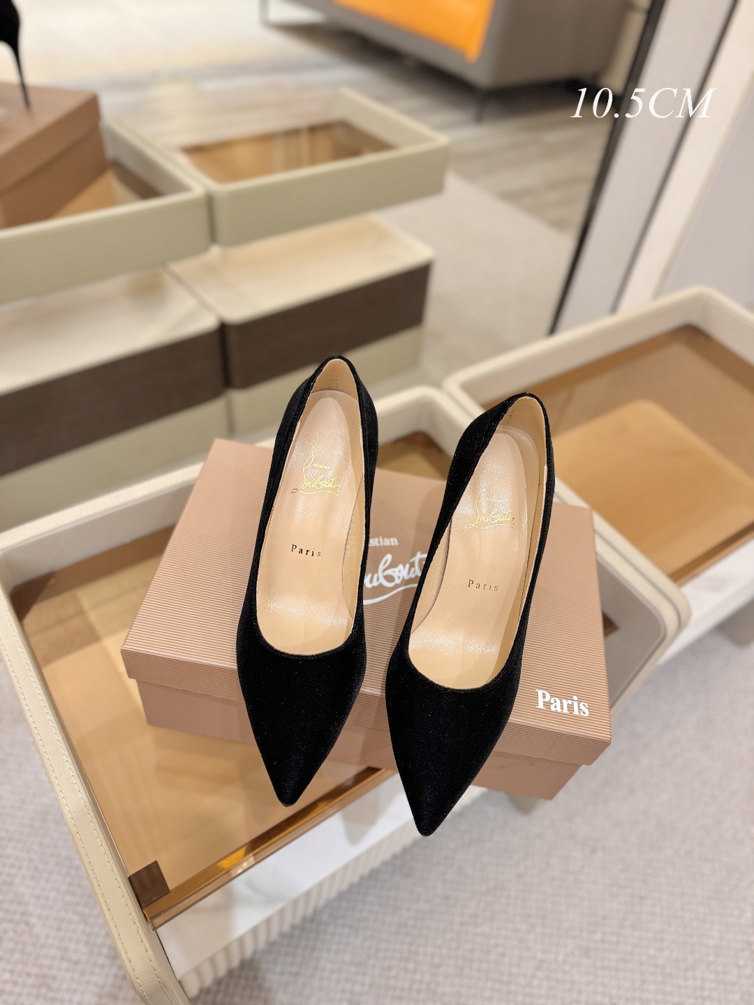 天鹅绒单鞋（经典款）质感立体穿出时尚芭莎的气质优质皮里更加柔软透气，无敌瘦腿，穿上立马拉升腿的长度～涵深