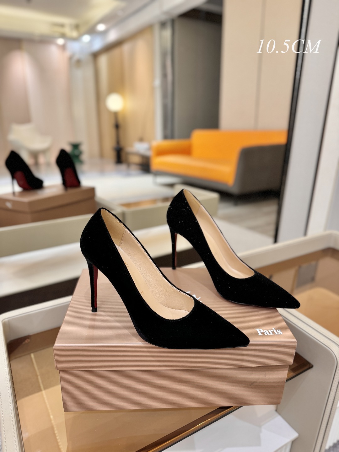 天鹅绒单鞋（经典款）质感立体穿出时尚芭莎的气质优质皮里更加柔软透气，无敌瘦腿，穿上立马拉升腿的长度～涵深