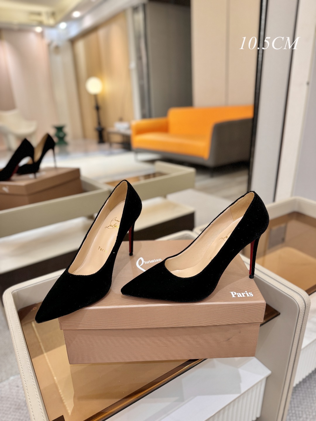 天鹅绒单鞋（经典款）质感立体穿出时尚芭莎的气质优质皮里更加柔软透气，无敌瘦腿，穿上立马拉升腿的长度～涵深