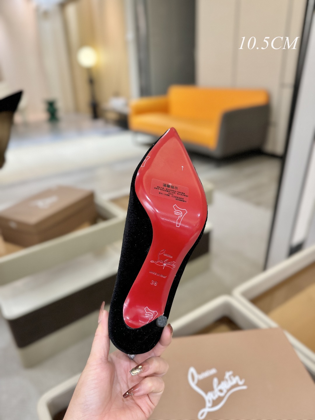 天鹅绒单鞋（经典款）质感立体穿出时尚芭莎的气质优质皮里更加柔软透气，无敌瘦腿，穿上立马拉升腿的长度～涵深