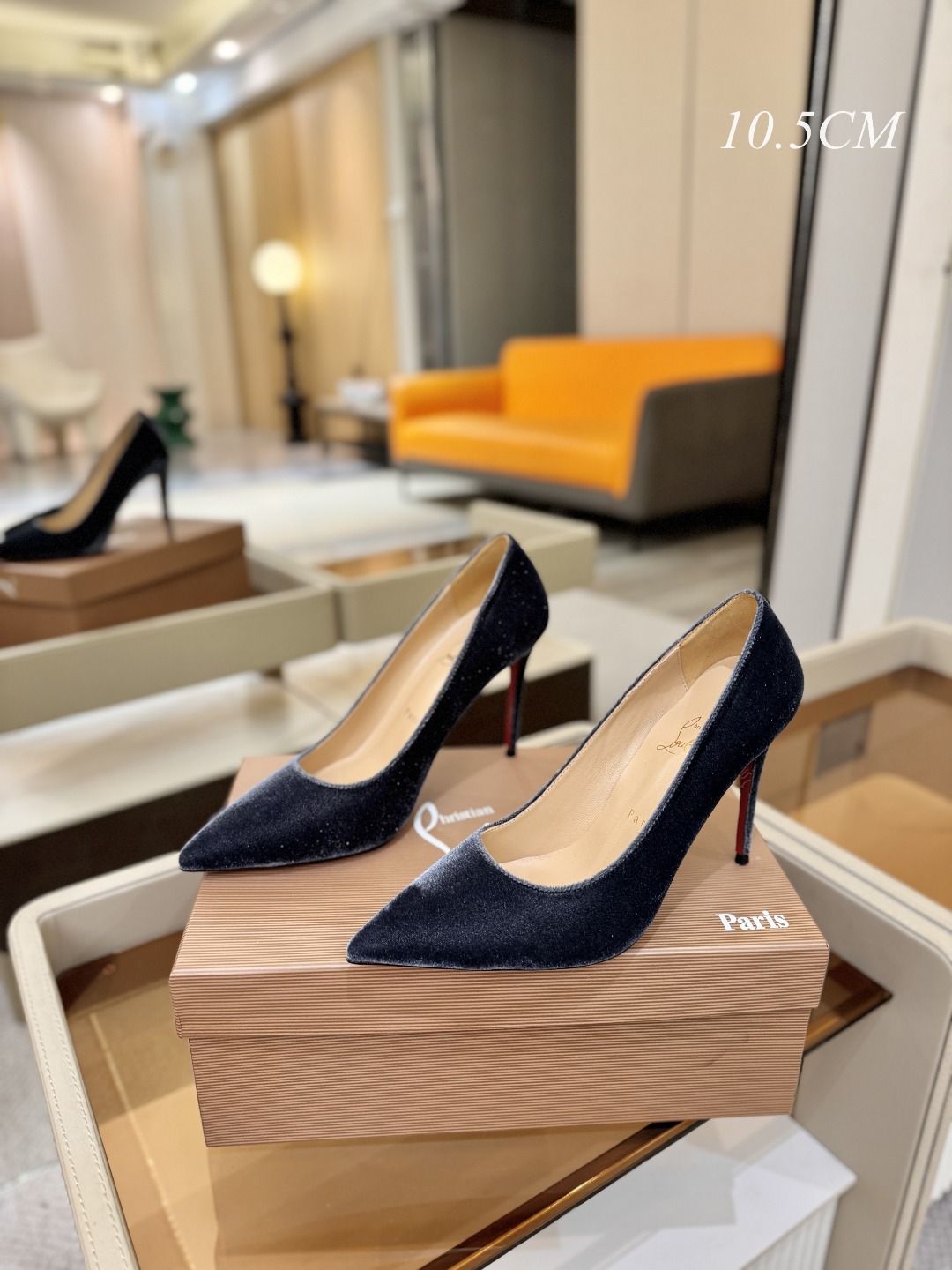 天鹅绒单鞋（经典款）质感立体穿出时尚芭莎的气质优质皮里更加柔软透气，无敌瘦腿，穿上立马拉升腿的长度～涵深