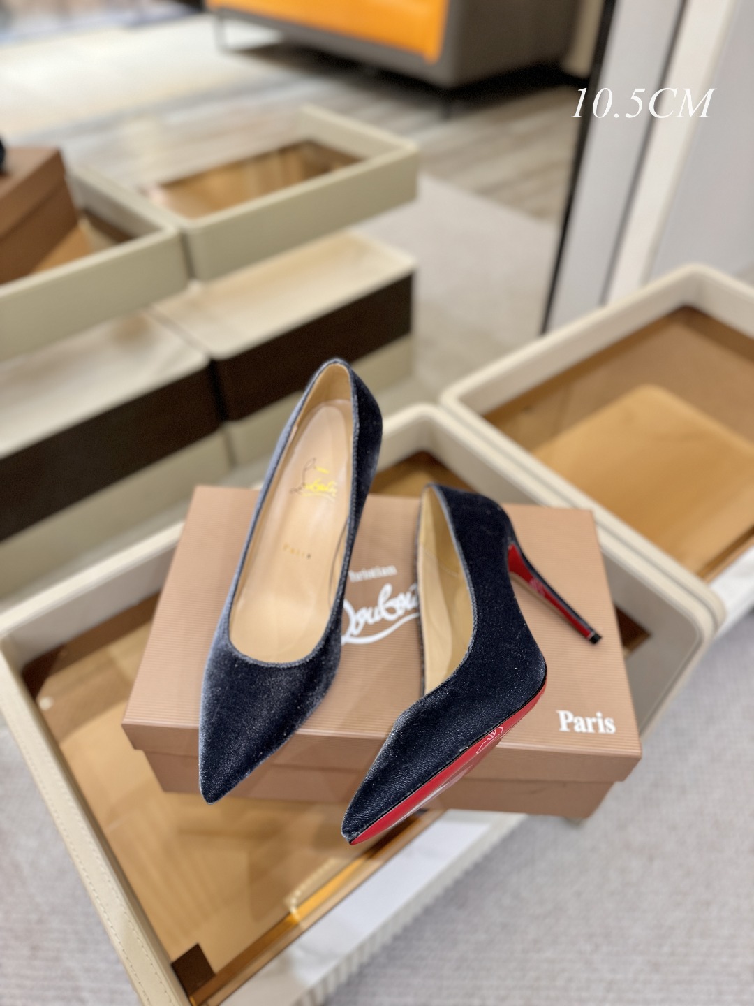 天鹅绒单鞋（经典款）质感立体穿出时尚芭莎的气质优质皮里更加柔软透气，无敌瘦腿，穿上立马拉升腿的长度～涵深