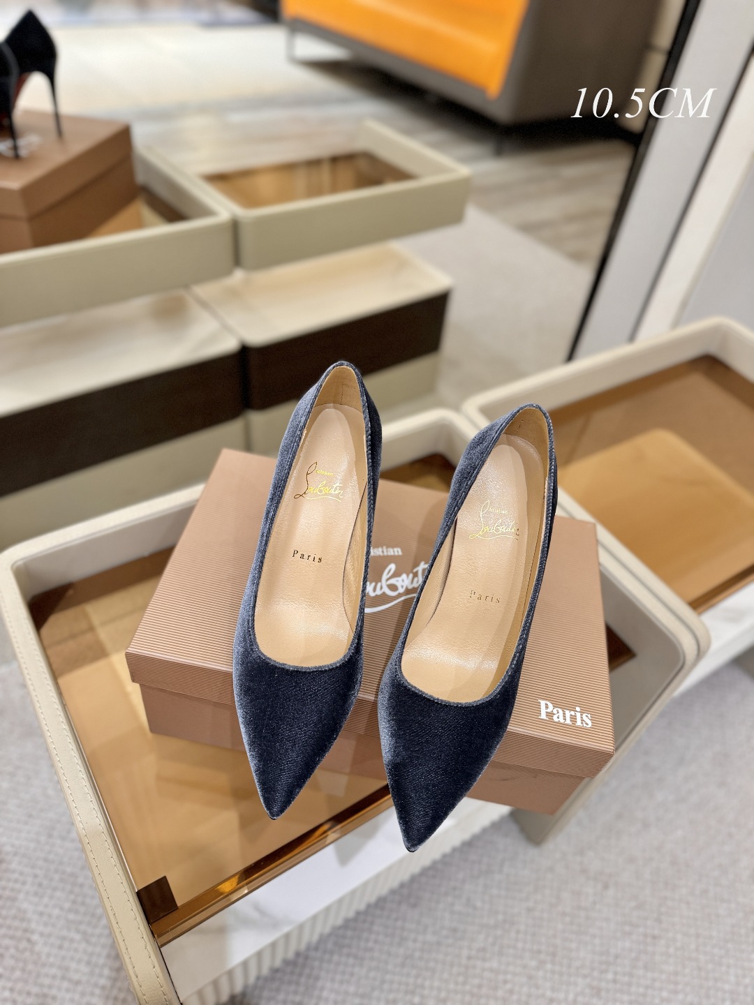 天鹅绒单鞋（经典款）质感立体穿出时尚芭莎的气质优质皮里更加柔软透气，无敌瘦腿，穿上立马拉升腿的长度～涵深