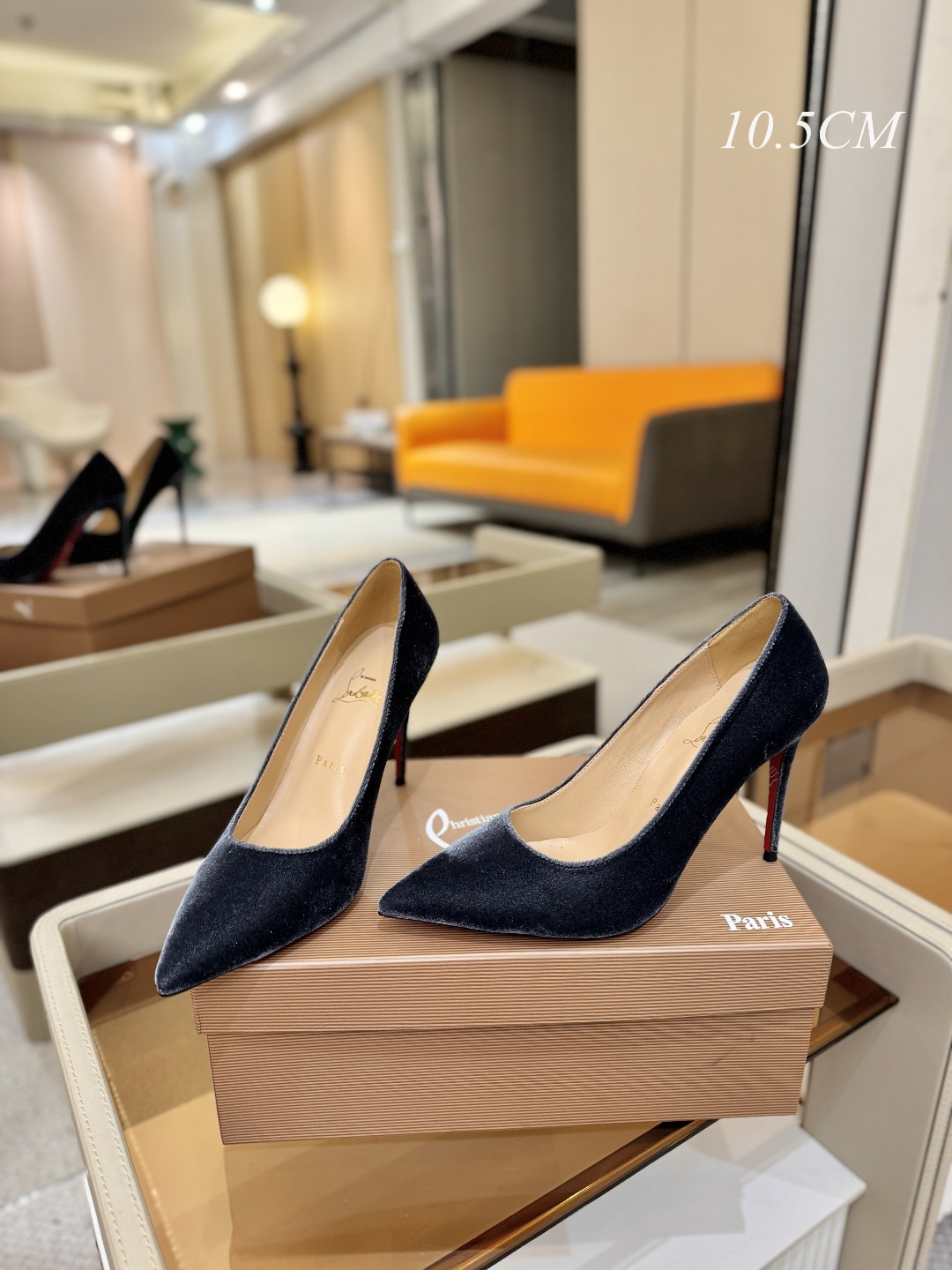 天鹅绒单鞋（经典款）质感立体穿出时尚芭莎的气质优质皮里更加柔软透气，无敌瘦腿，穿上立马拉升腿的长度～涵深