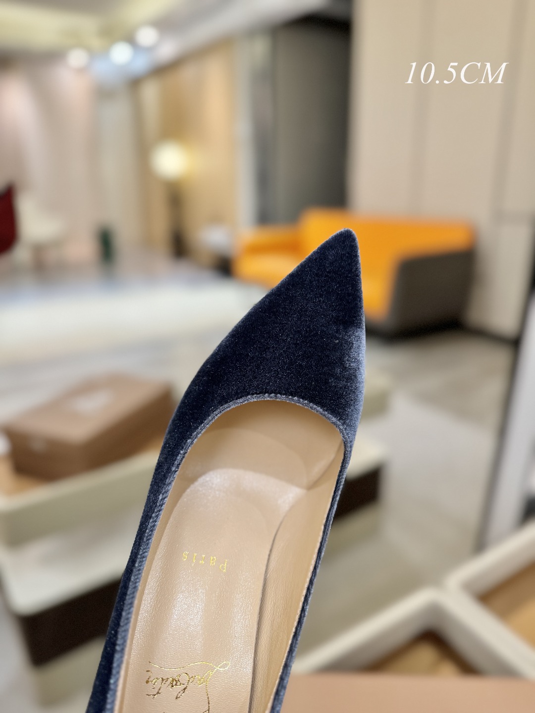 天鹅绒单鞋（经典款）质感立体穿出时尚芭莎的气质优质皮里更加柔软透气，无敌瘦腿，穿上立马拉升腿的长度～涵深