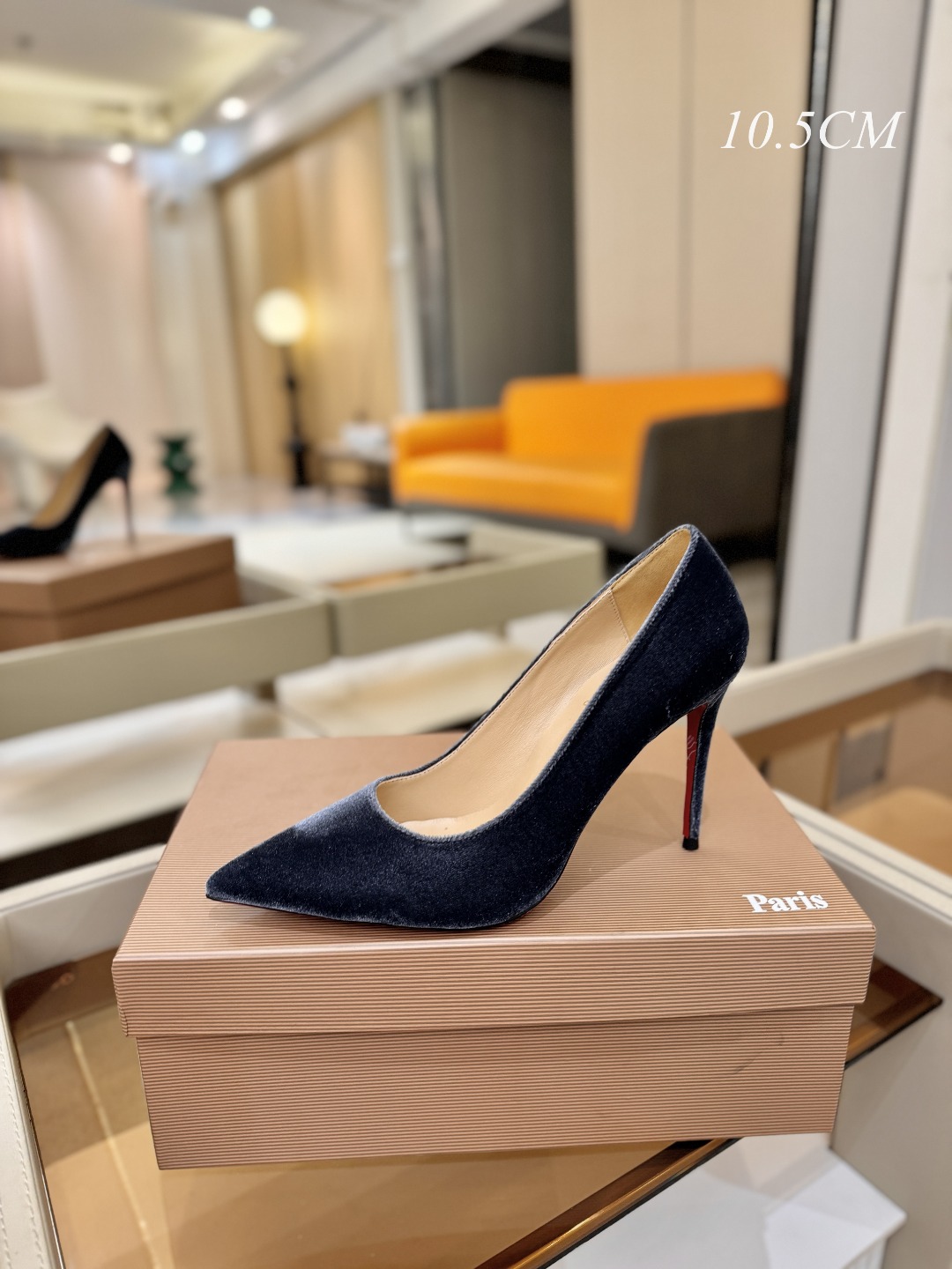 天鹅绒单鞋（经典款）质感立体穿出时尚芭莎的气质优质皮里更加柔软透气，无敌瘦腿，穿上立马拉升腿的长度～涵深