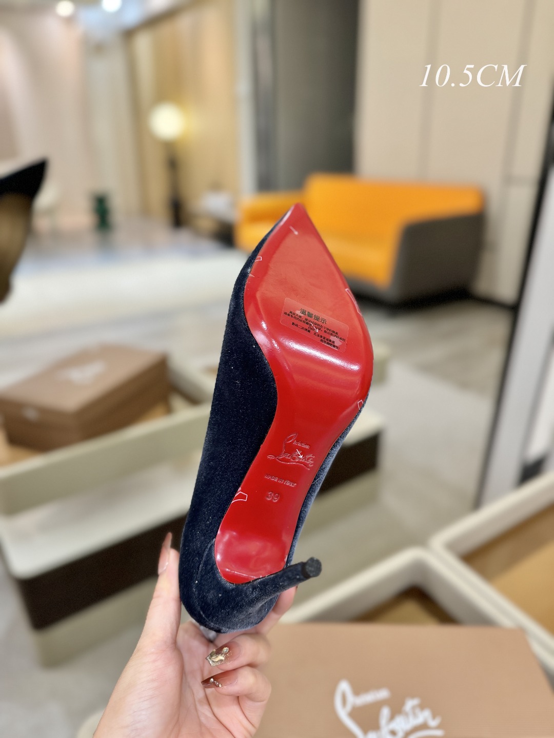 天鹅绒单鞋（经典款）质感立体穿出时尚芭莎的气质优质皮里更加柔软透气，无敌瘦腿，穿上立马拉升腿的长度～涵深