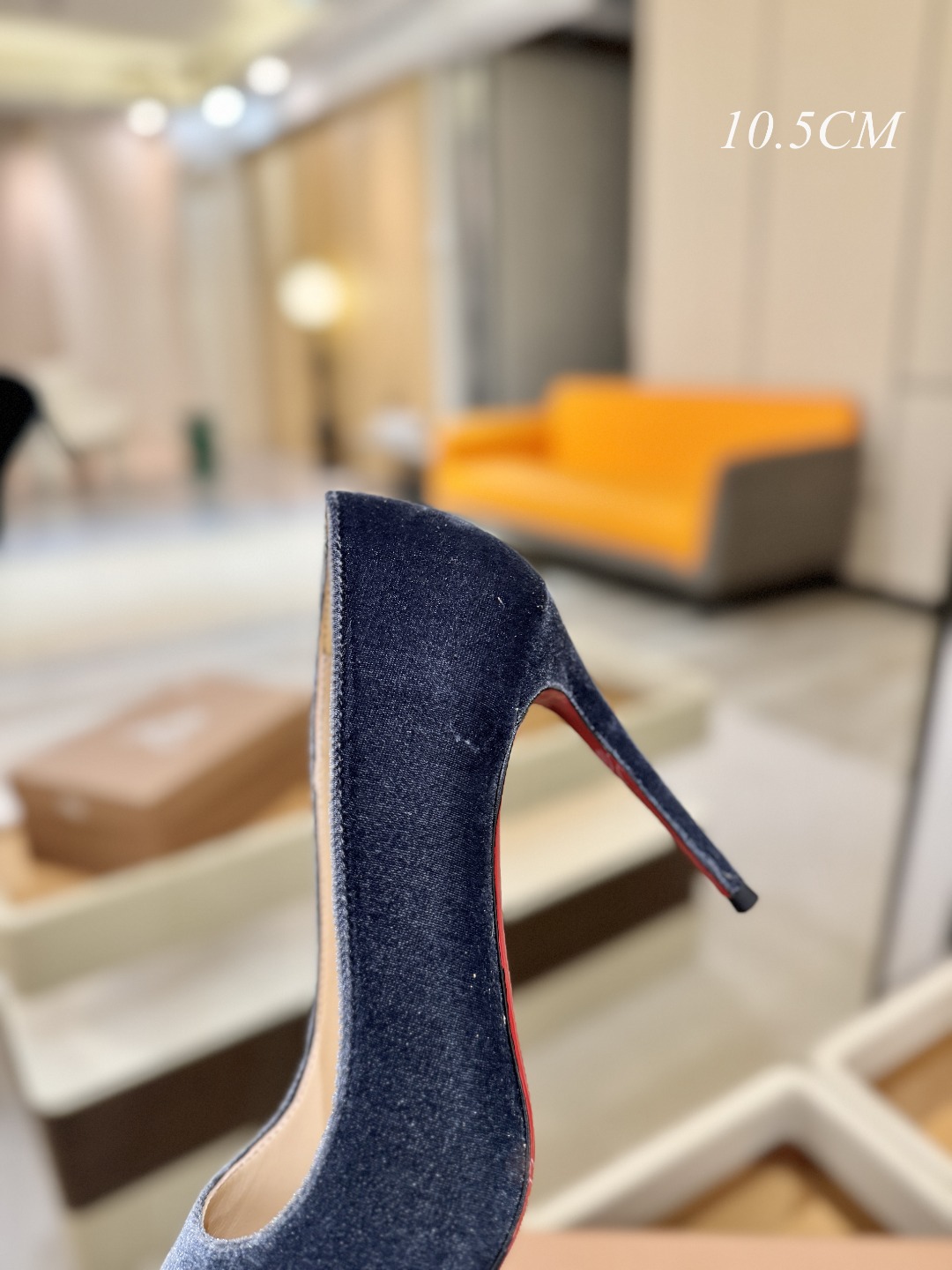 天鹅绒单鞋（经典款）质感立体穿出时尚芭莎的气质优质皮里更加柔软透气，无敌瘦腿，穿上立马拉升腿的长度～涵深