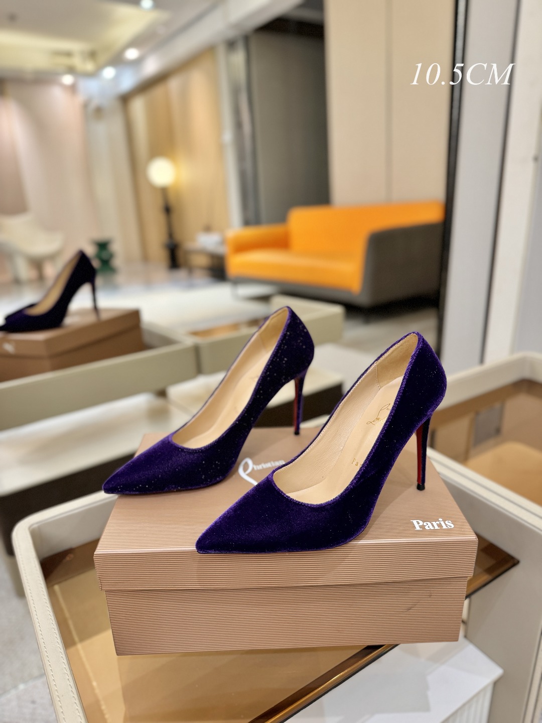 天鹅绒单鞋（经典款）质感立体穿出时尚芭莎的气质优质皮里更加柔软透气，无敌瘦腿，穿上立马拉升腿的长度～涵深