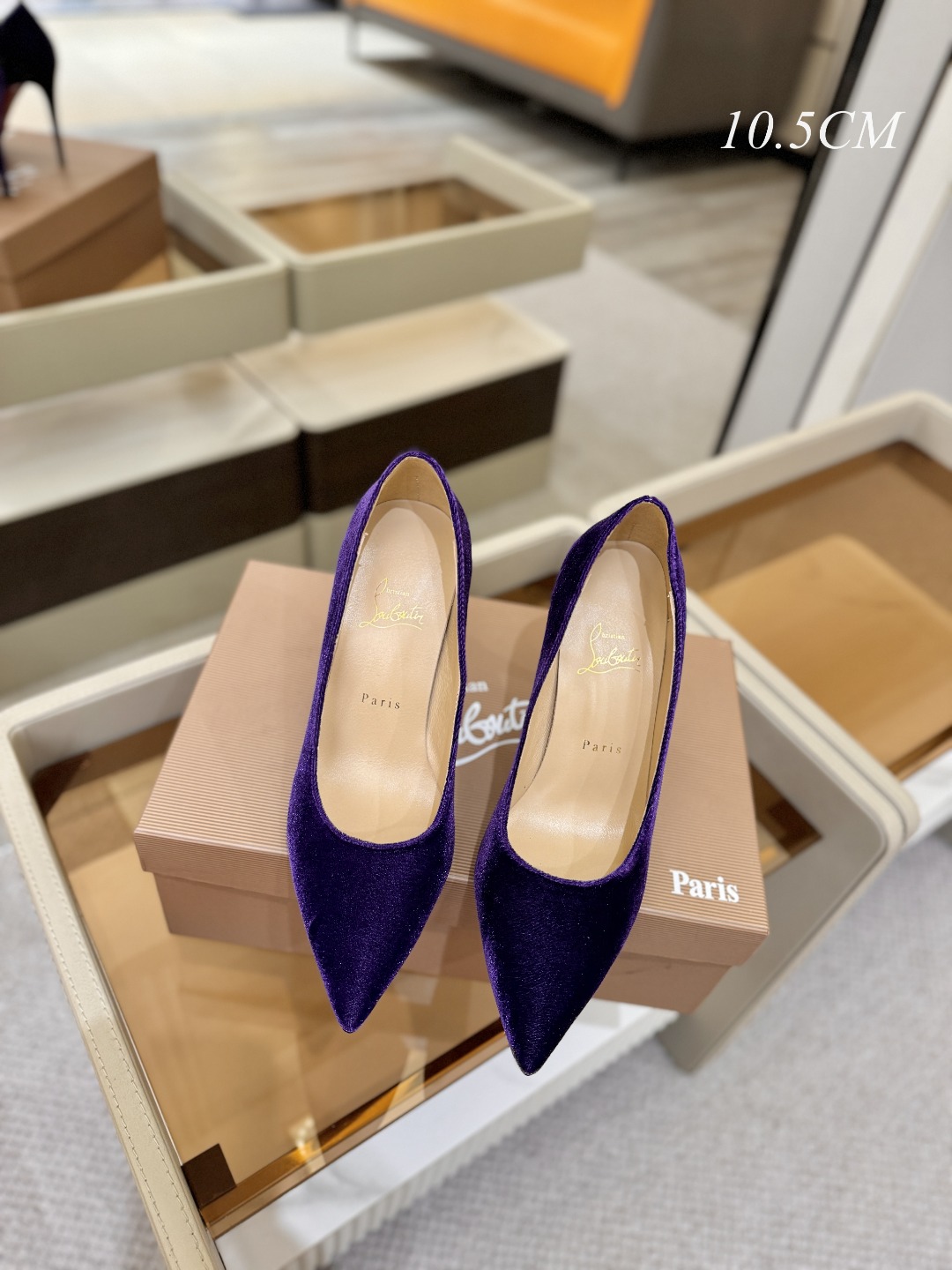 天鹅绒单鞋（经典款）质感立体穿出时尚芭莎的气质优质皮里更加柔软透气，无敌瘦腿，穿上立马拉升腿的长度～涵深