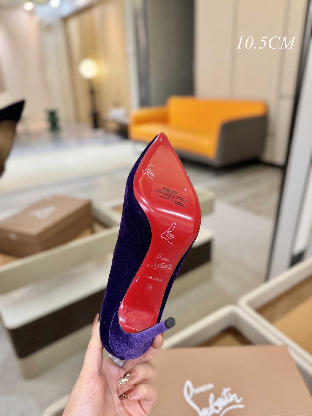 天鹅绒单鞋（经典款）质感立体穿出时尚芭莎的气质优质皮里更加柔软透气，无敌瘦腿，穿上立马拉升腿的长度～涵深