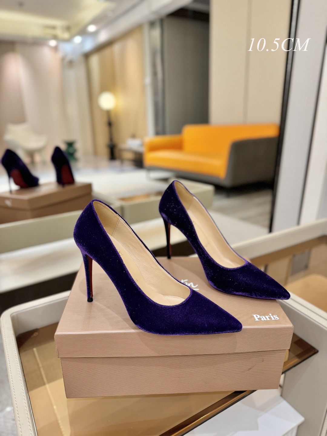 天鹅绒单鞋（经典款）质感立体穿出时尚芭莎的气质优质皮里更加柔软透气，无敌瘦腿，穿上立马拉升腿的长度～涵深