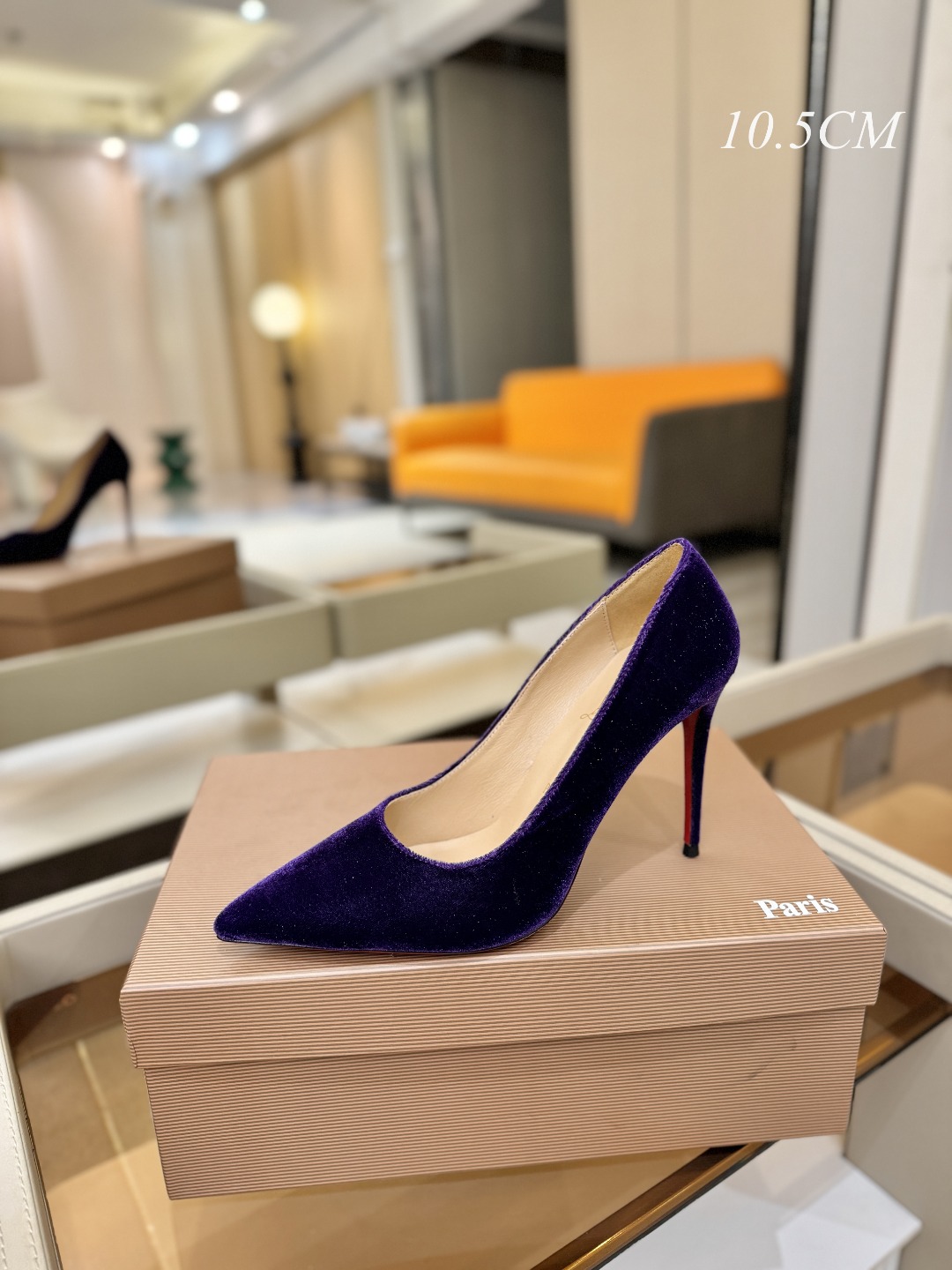 天鹅绒单鞋（经典款）质感立体穿出时尚芭莎的气质优质皮里更加柔软透气，无敌瘦腿，穿上立马拉升腿的长度～涵深