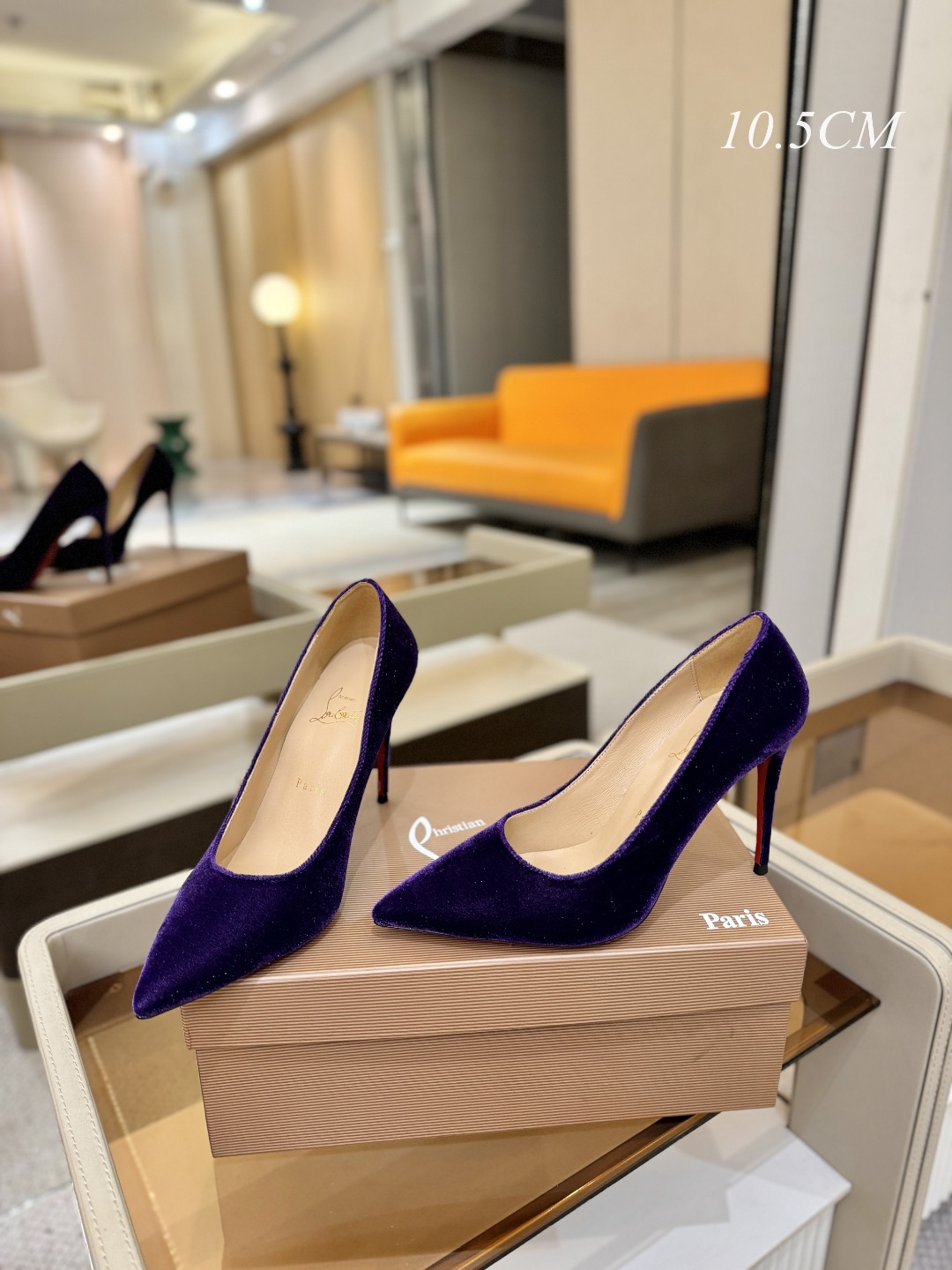 天鹅绒单鞋（经典款）质感立体穿出时尚芭莎的气质优质皮里更加柔软透气，无敌瘦腿，穿上立马拉升腿的长度～涵深