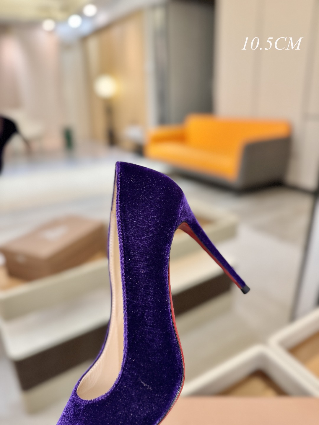 天鹅绒单鞋（经典款）质感立体穿出时尚芭莎的气质优质皮里更加柔软透气，无敌瘦腿，穿上立马拉升腿的长度～涵深