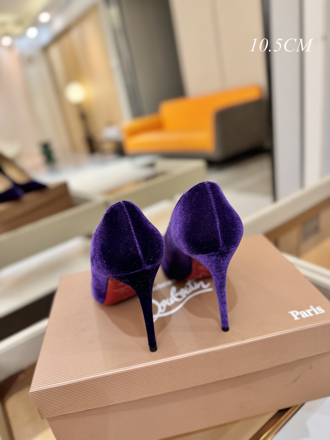 天鹅绒单鞋（经典款）质感立体穿出时尚芭莎的气质优质皮里更加柔软透气，无敌瘦腿，穿上立马拉升腿的长度～涵深