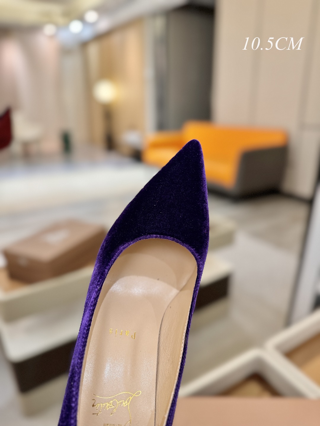 天鹅绒单鞋（经典款）质感立体穿出时尚芭莎的气质优质皮里更加柔软透气，无敌瘦腿，穿上立马拉升腿的长度～涵深