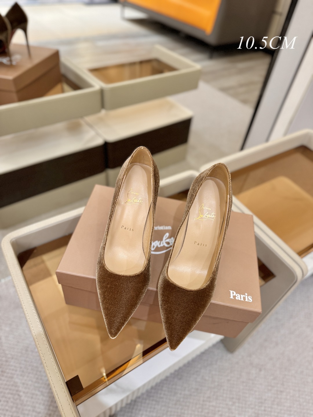 天鹅绒单鞋（经典款）质感立体穿出时尚芭莎的气质优质皮里更加柔软透气，无敌瘦腿，穿上立马拉升腿的长度～涵深