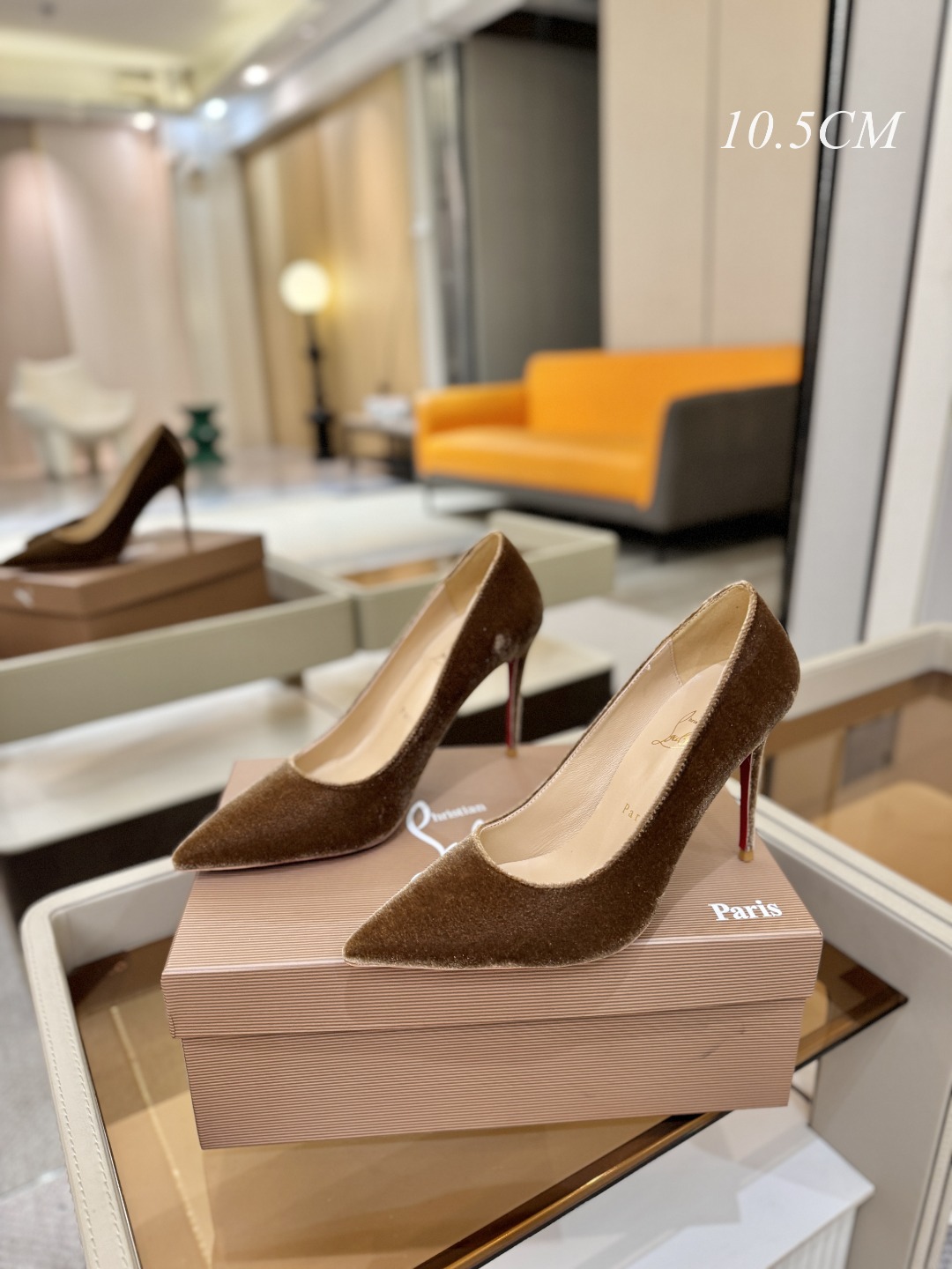 天鹅绒单鞋（经典款）质感立体穿出时尚芭莎的气质优质皮里更加柔软透气，无敌瘦腿，穿上立马拉升腿的长度～涵深