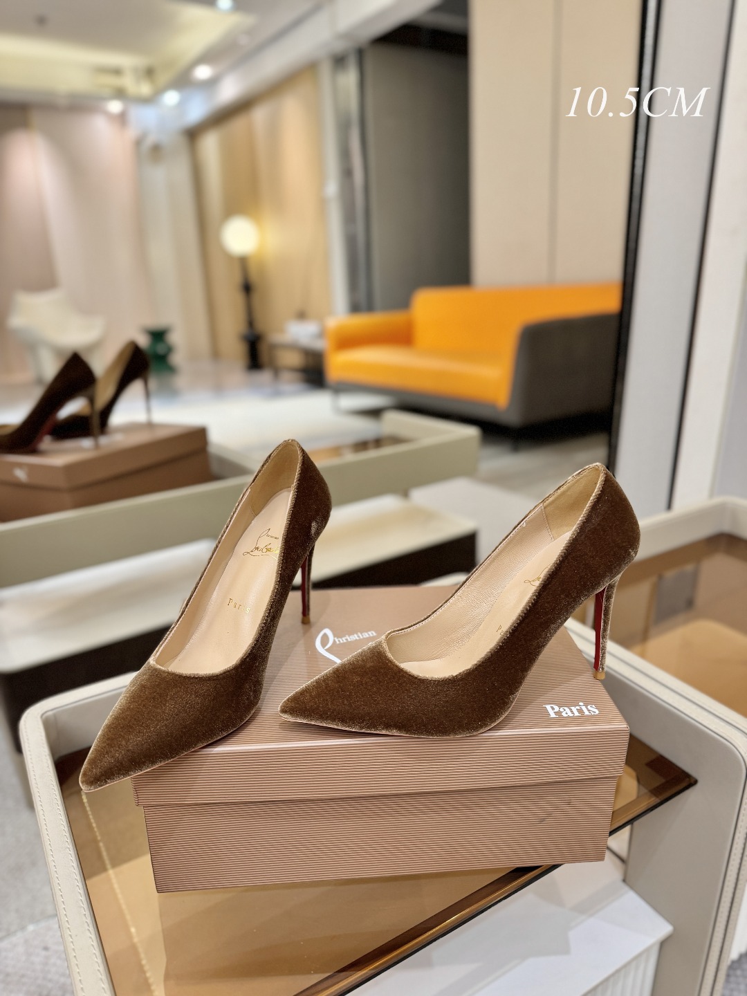 天鹅绒单鞋（经典款）质感立体穿出时尚芭莎的气质优质皮里更加柔软透气，无敌瘦腿，穿上立马拉升腿的长度～涵深