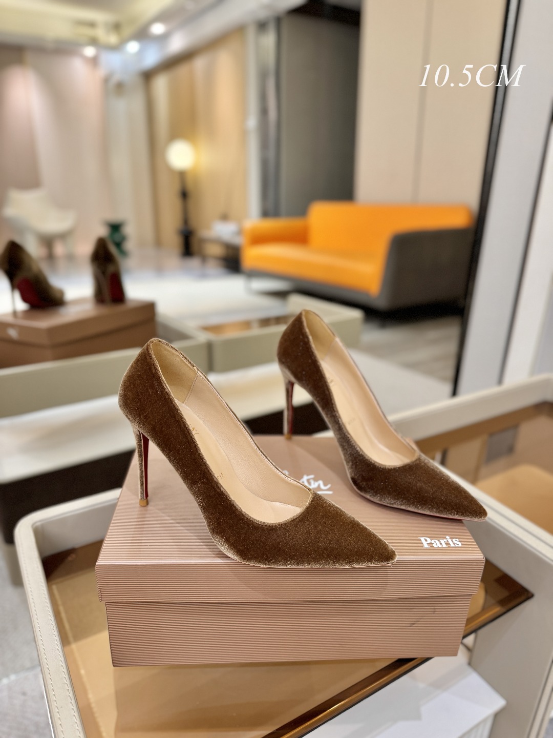 天鹅绒单鞋（经典款）质感立体穿出时尚芭莎的气质优质皮里更加柔软透气，无敌瘦腿，穿上立马拉升腿的长度～涵深