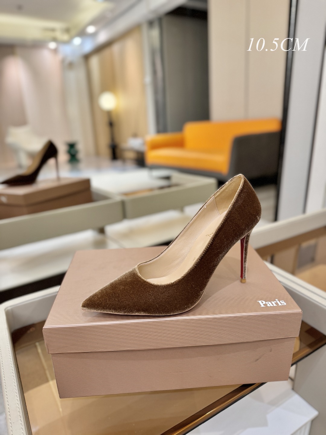 天鹅绒单鞋（经典款）质感立体穿出时尚芭莎的气质优质皮里更加柔软透气，无敌瘦腿，穿上立马拉升腿的长度～涵深