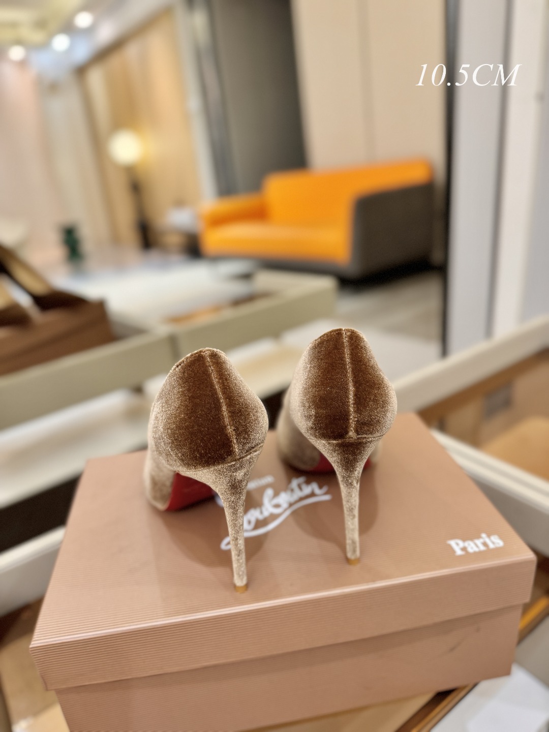 天鹅绒单鞋（经典款）质感立体穿出时尚芭莎的气质优质皮里更加柔软透气，无敌瘦腿，穿上立马拉升腿的长度～涵深