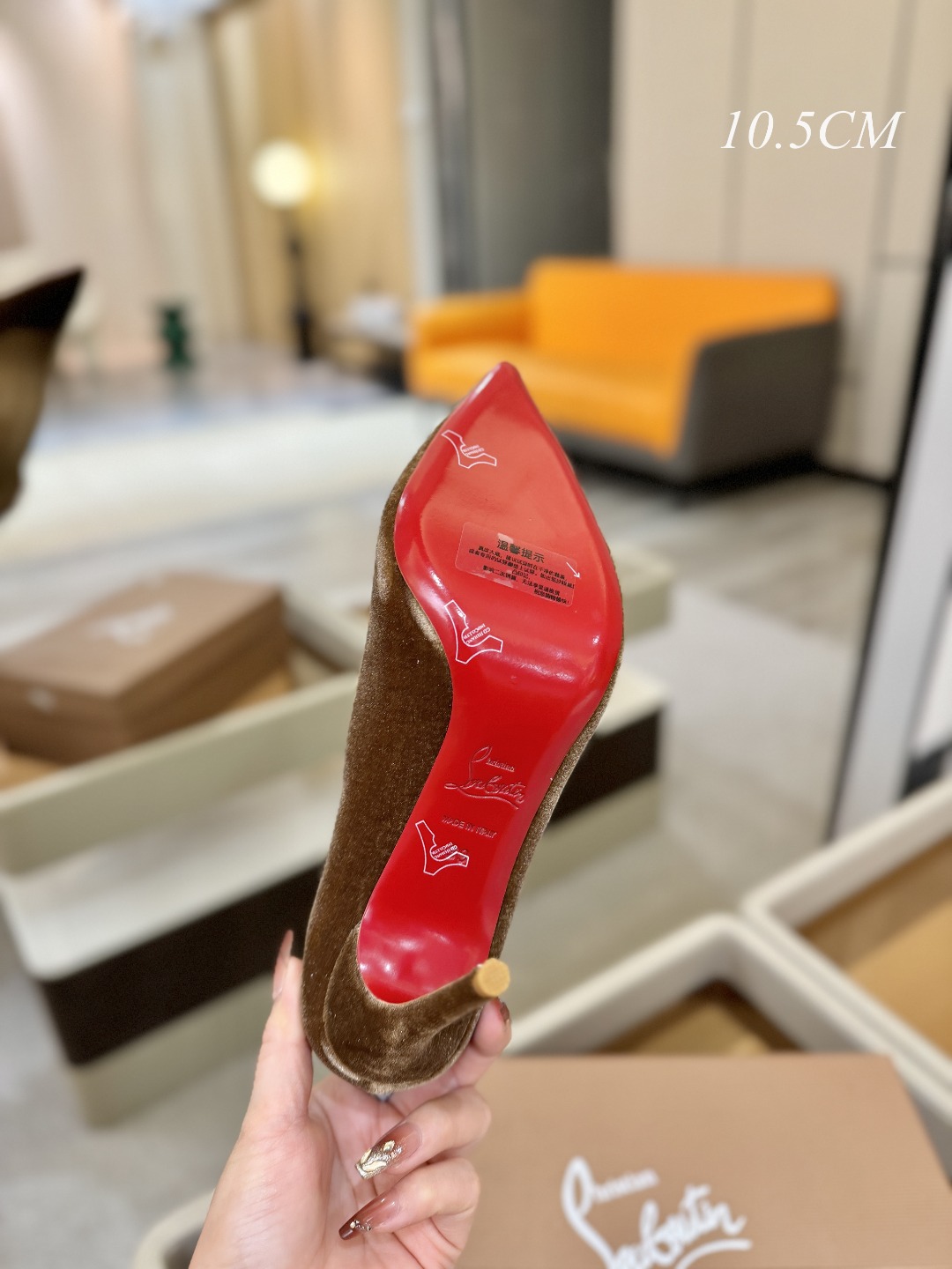 天鹅绒单鞋（经典款）质感立体穿出时尚芭莎的气质优质皮里更加柔软透气，无敌瘦腿，穿上立马拉升腿的长度～涵深