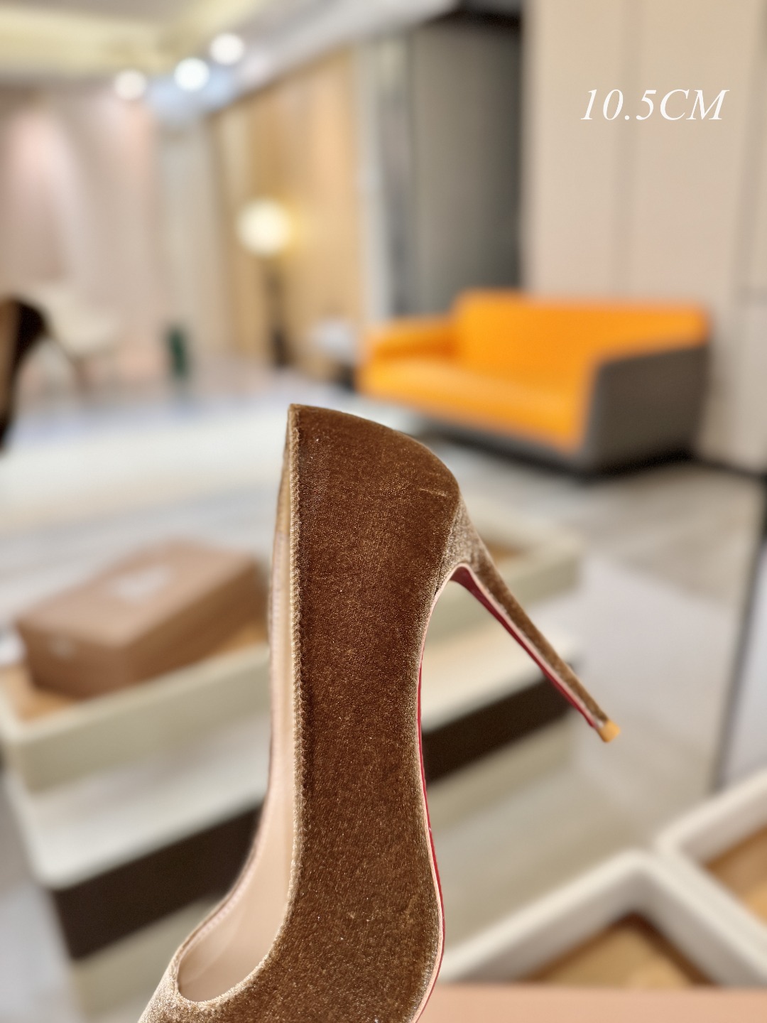 天鹅绒单鞋（经典款）质感立体穿出时尚芭莎的气质优质皮里更加柔软透气，无敌瘦腿，穿上立马拉升腿的长度～涵深