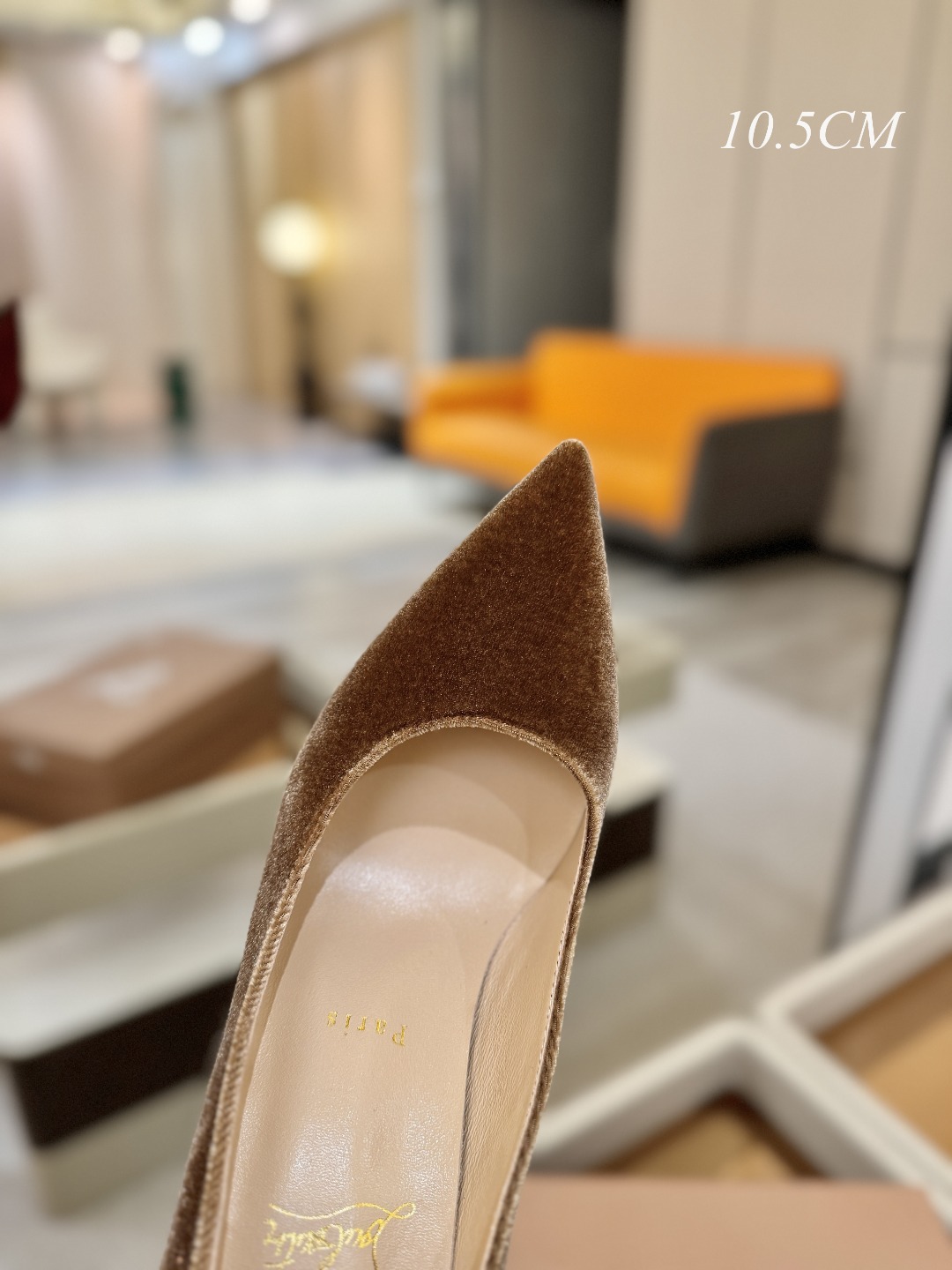 天鹅绒单鞋（经典款）质感立体穿出时尚芭莎的气质优质皮里更加柔软透气，无敌瘦腿，穿上立马拉升腿的长度～涵深