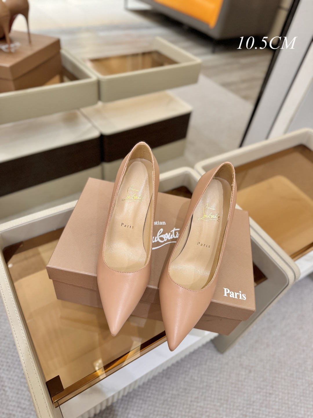 皮面单鞋（经典款）质感立体穿出时尚芭莎的气质优质皮里更加柔软透气，无敌瘦腿，穿上立马拉升腿的长度～涵深刻