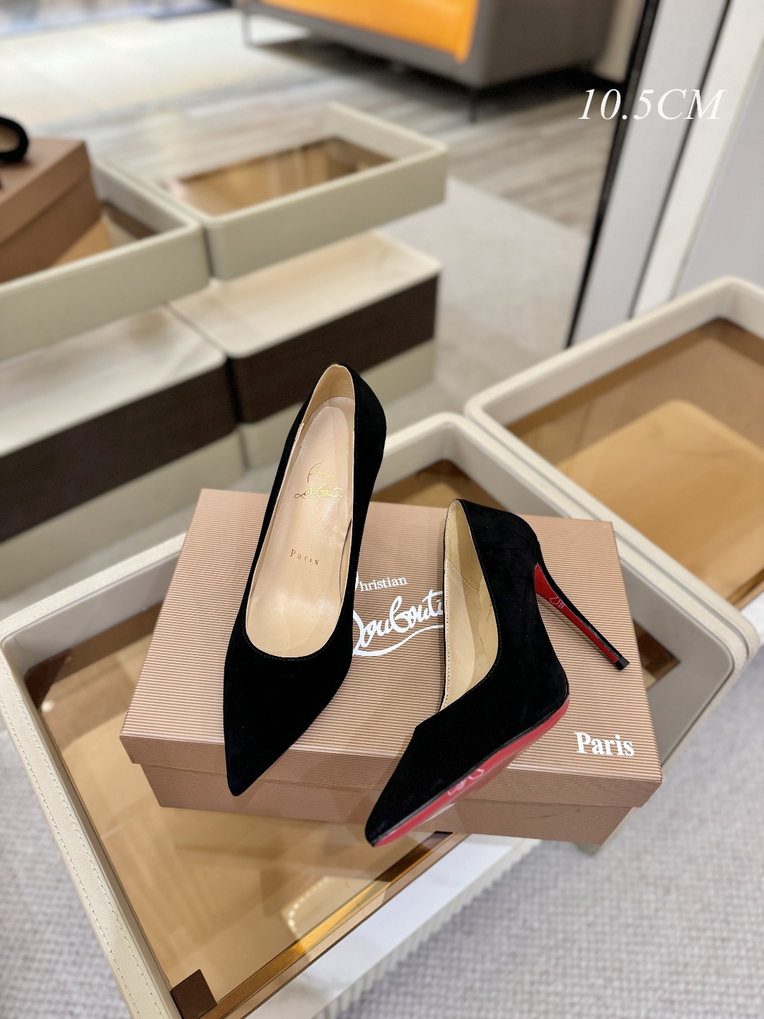 单鞋（经典款）质感立体穿出时尚芭莎的气质优质皮里更加柔软透气，无敌瘦腿，穿上立马拉升腿的长度～涵深刻，洞