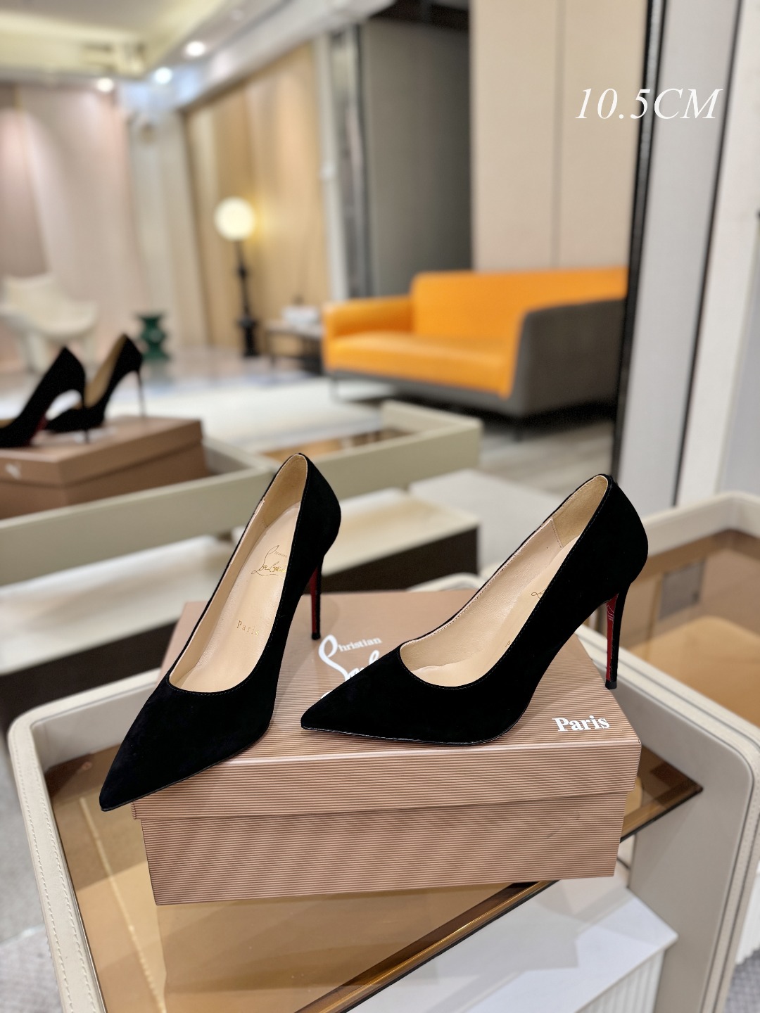 单鞋（经典款）质感立体穿出时尚芭莎的气质优质皮里更加柔软透气，无敌瘦腿，穿上立马拉升腿的长度～涵深刻，洞