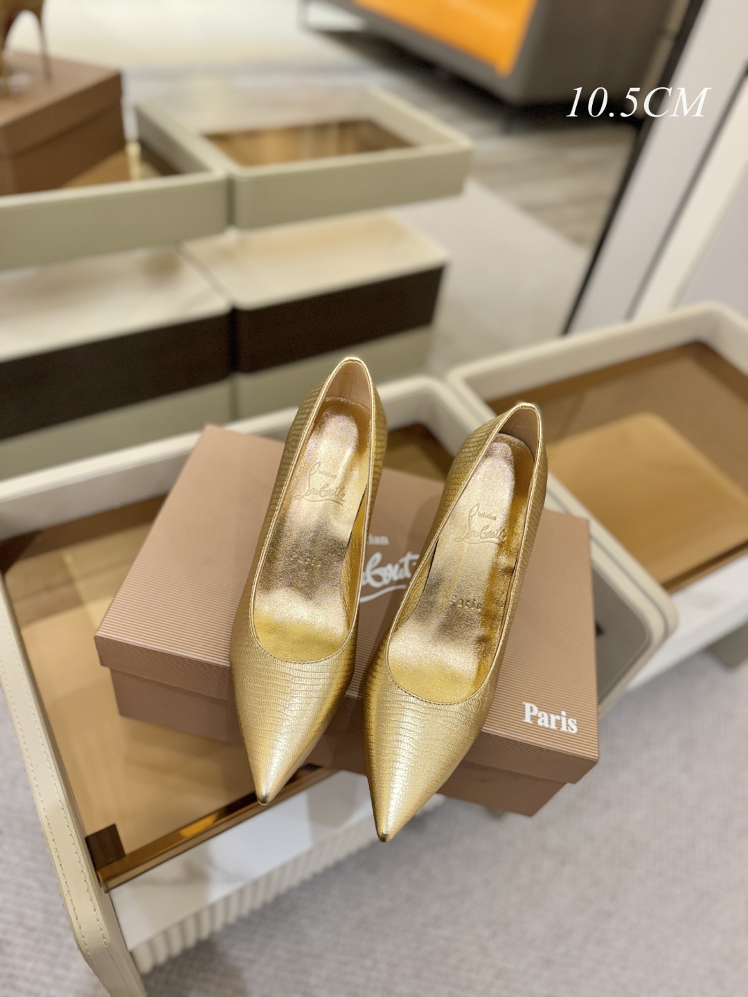 单鞋（经典款）质感立体穿出时尚芭莎的气质优质皮里更加柔软透气，无敌瘦腿，穿上立马拉升腿的长度～涵深刻，洞