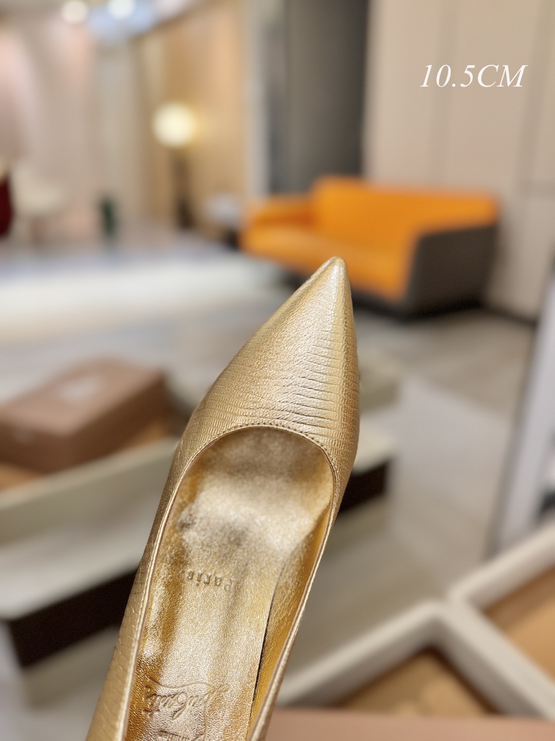 单鞋（经典款）质感立体穿出时尚芭莎的气质优质皮里更加柔软透气，无敌瘦腿，穿上立马拉升腿的长度～涵深刻，洞