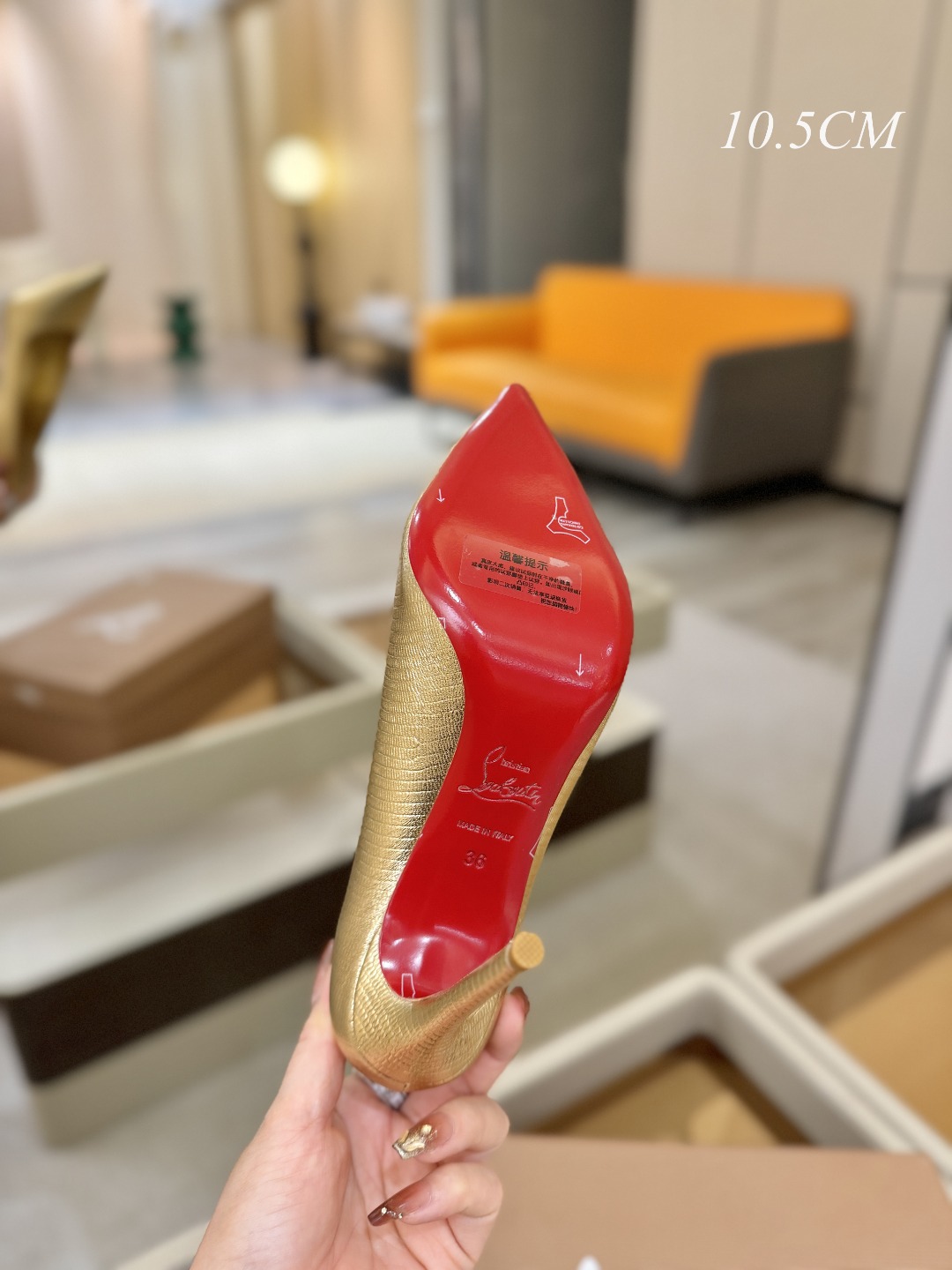 单鞋（经典款）质感立体穿出时尚芭莎的气质优质皮里更加柔软透气，无敌瘦腿，穿上立马拉升腿的长度～涵深刻，洞