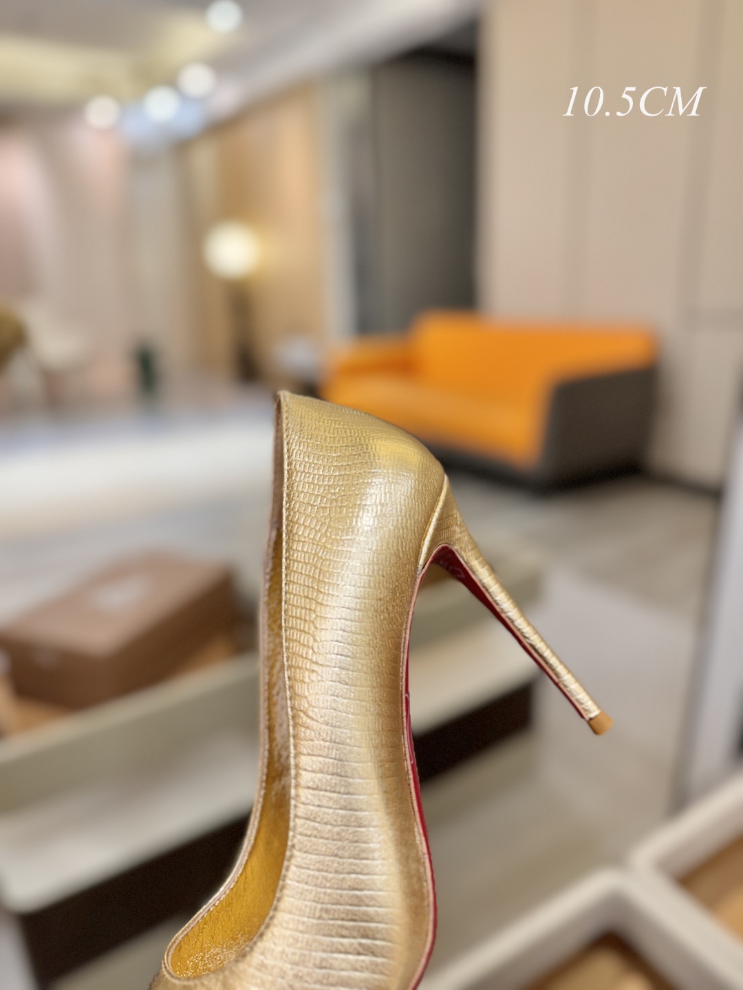 单鞋（经典款）质感立体穿出时尚芭莎的气质优质皮里更加柔软透气，无敌瘦腿，穿上立马拉升腿的长度～涵深刻，洞