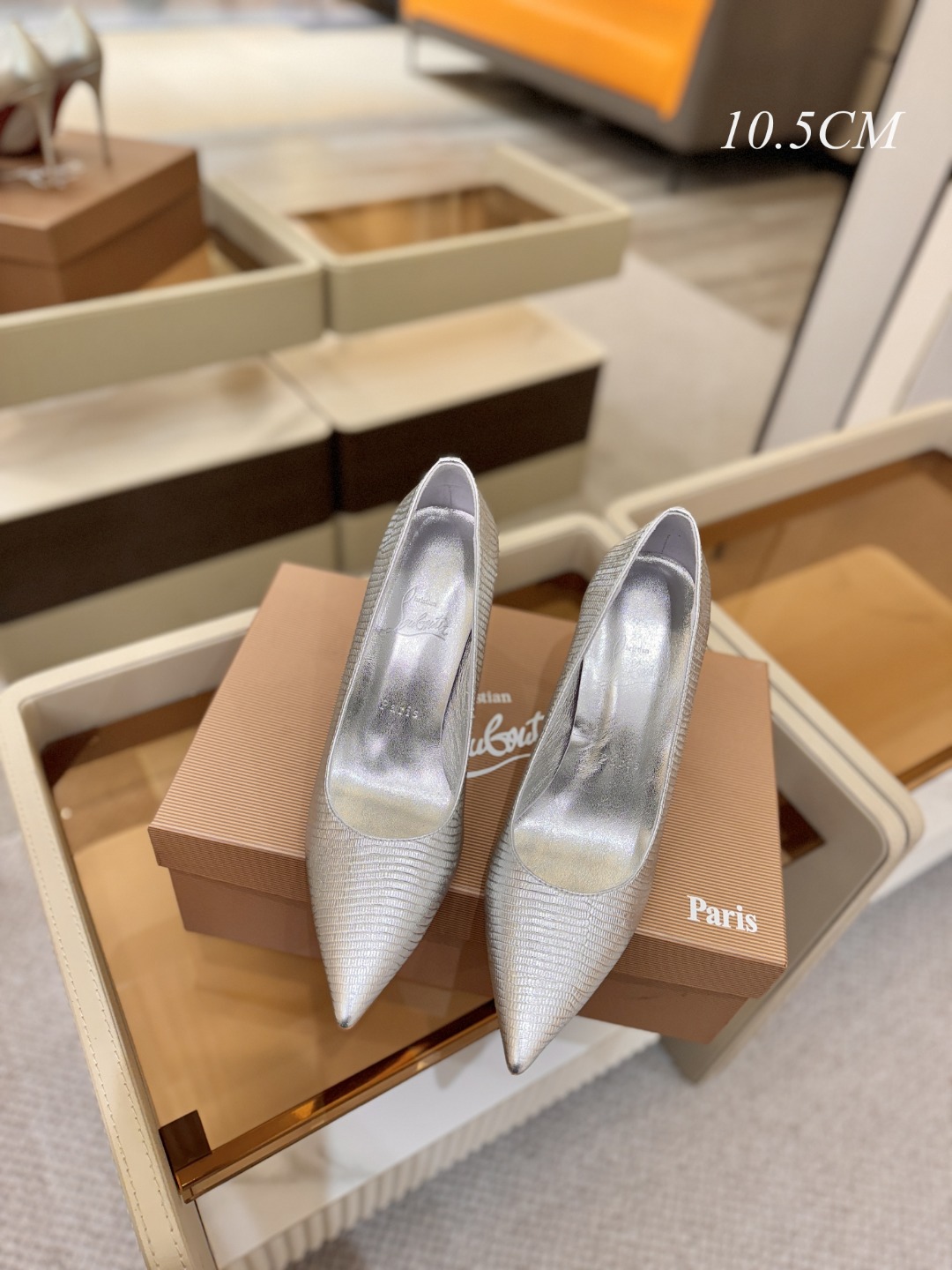 单鞋（经典款）质感立体穿出时尚芭莎的气质优质皮里更加柔软透气，无敌瘦腿，穿上立马拉升腿的长度～涵深刻，洞