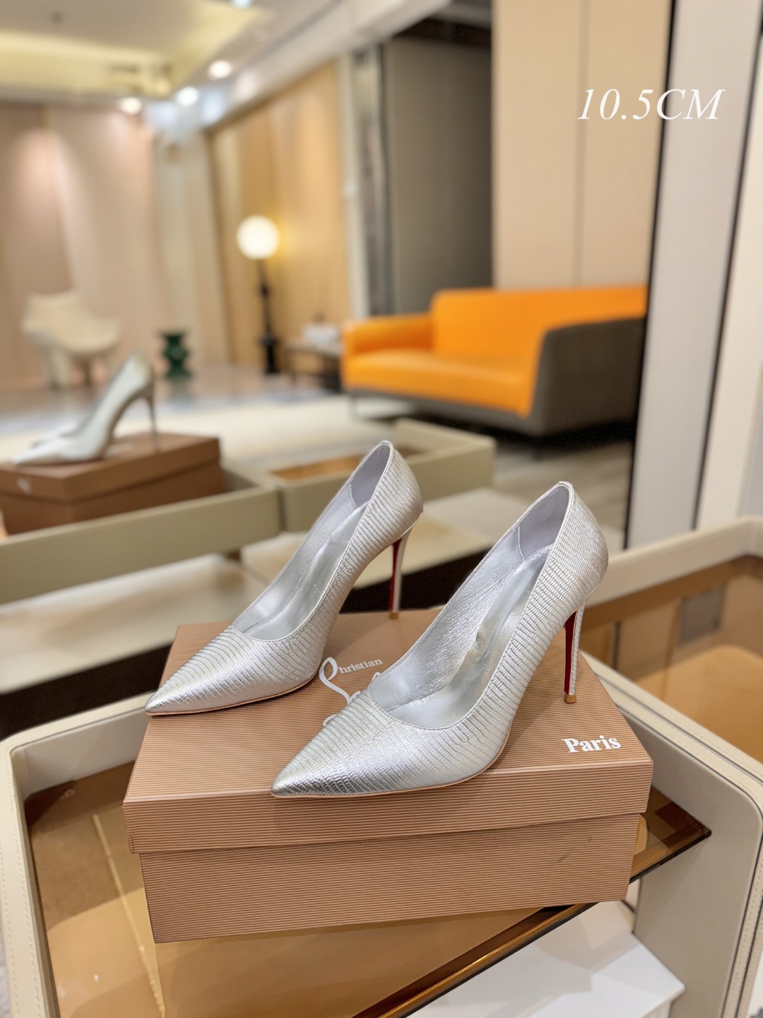 单鞋（经典款）质感立体穿出时尚芭莎的气质优质皮里更加柔软透气，无敌瘦腿，穿上立马拉升腿的长度～涵深刻，洞