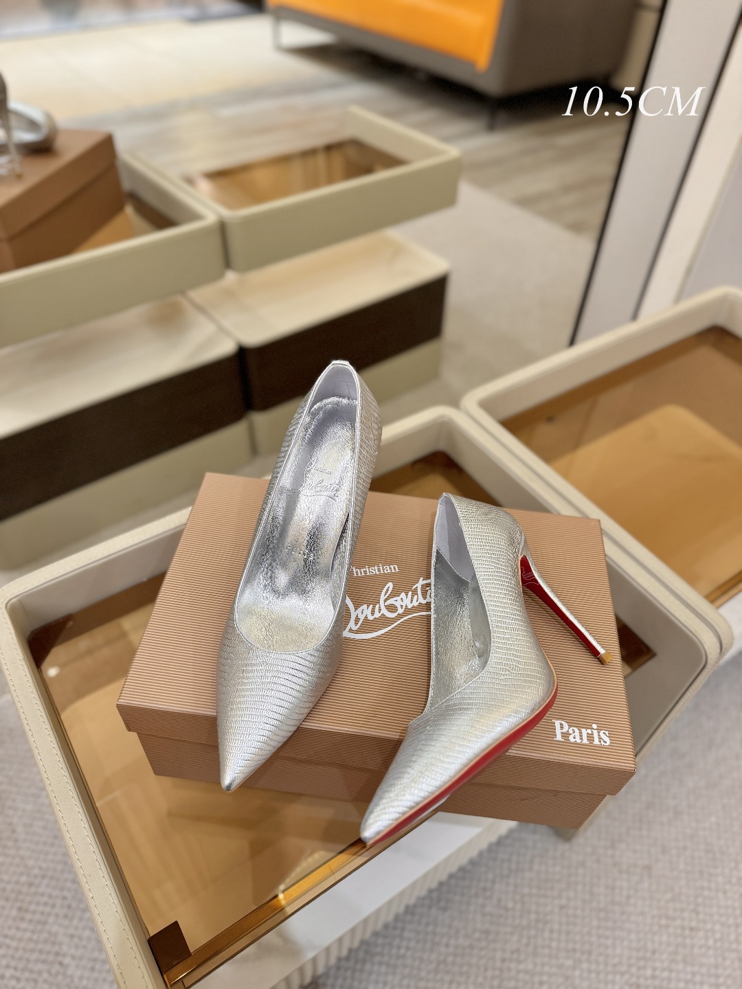 单鞋（经典款）质感立体穿出时尚芭莎的气质优质皮里更加柔软透气，无敌瘦腿，穿上立马拉升腿的长度～涵深刻，洞