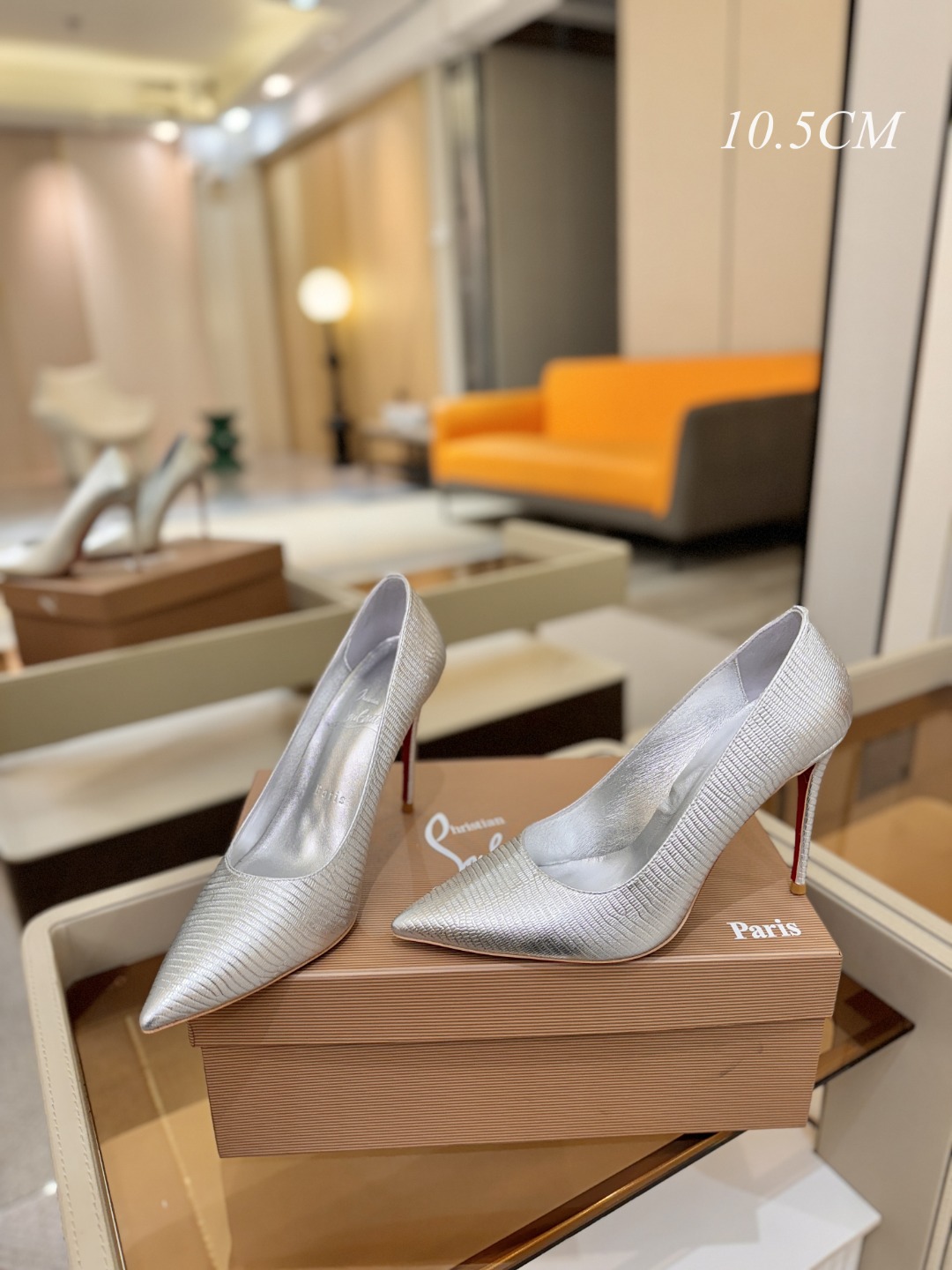 单鞋（经典款）质感立体穿出时尚芭莎的气质优质皮里更加柔软透气，无敌瘦腿，穿上立马拉升腿的长度～涵深刻，洞