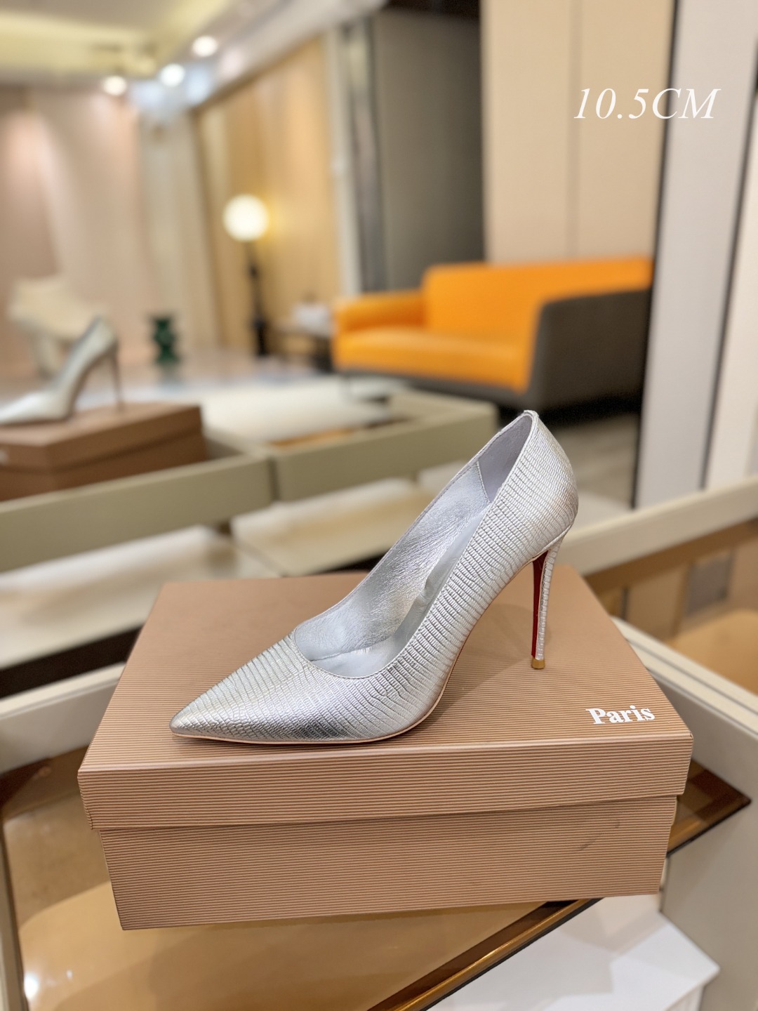 单鞋（经典款）质感立体穿出时尚芭莎的气质优质皮里更加柔软透气，无敌瘦腿，穿上立马拉升腿的长度～涵深刻，洞