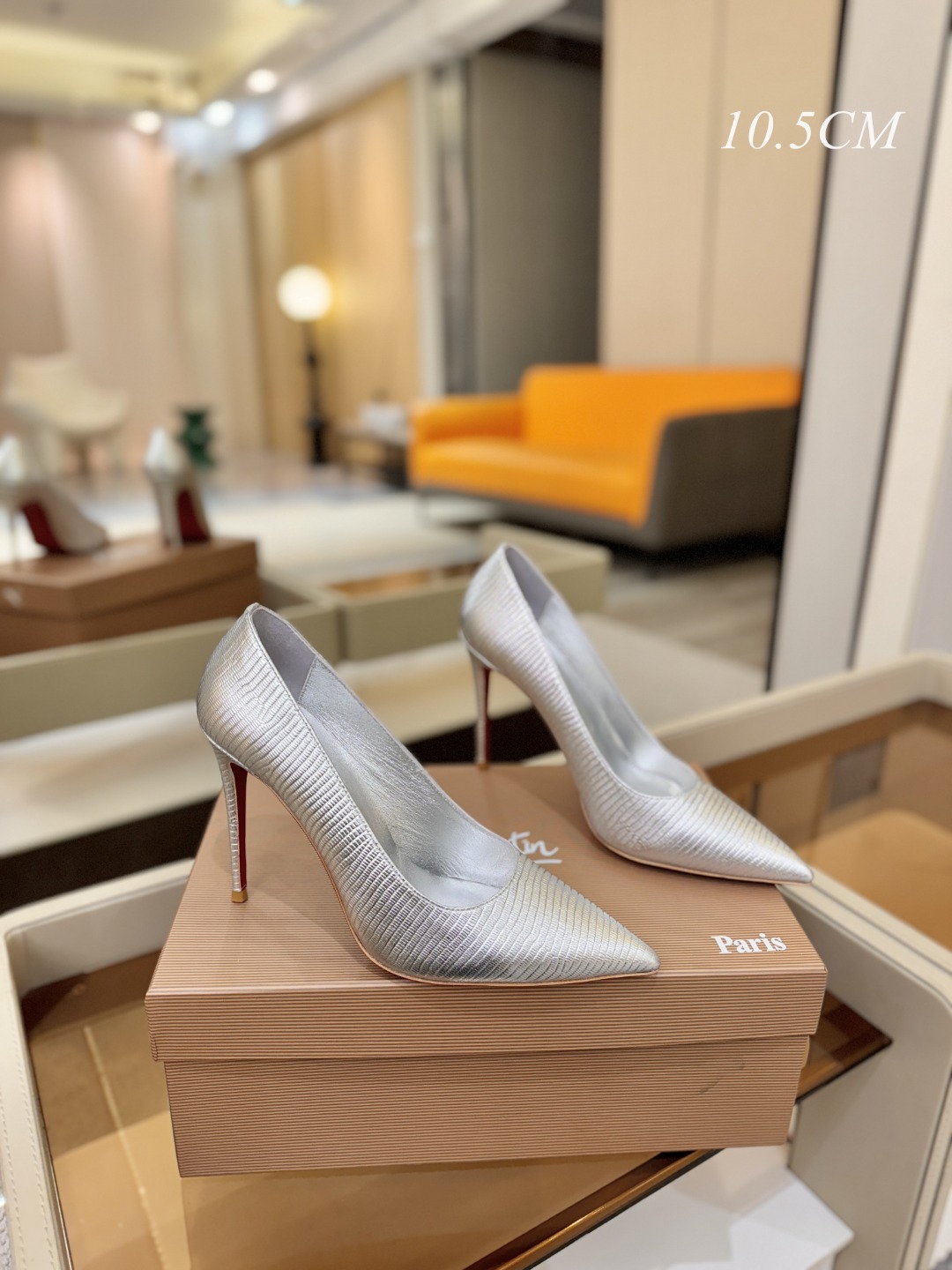 单鞋（经典款）质感立体穿出时尚芭莎的气质优质皮里更加柔软透气，无敌瘦腿，穿上立马拉升腿的长度～涵深刻，洞