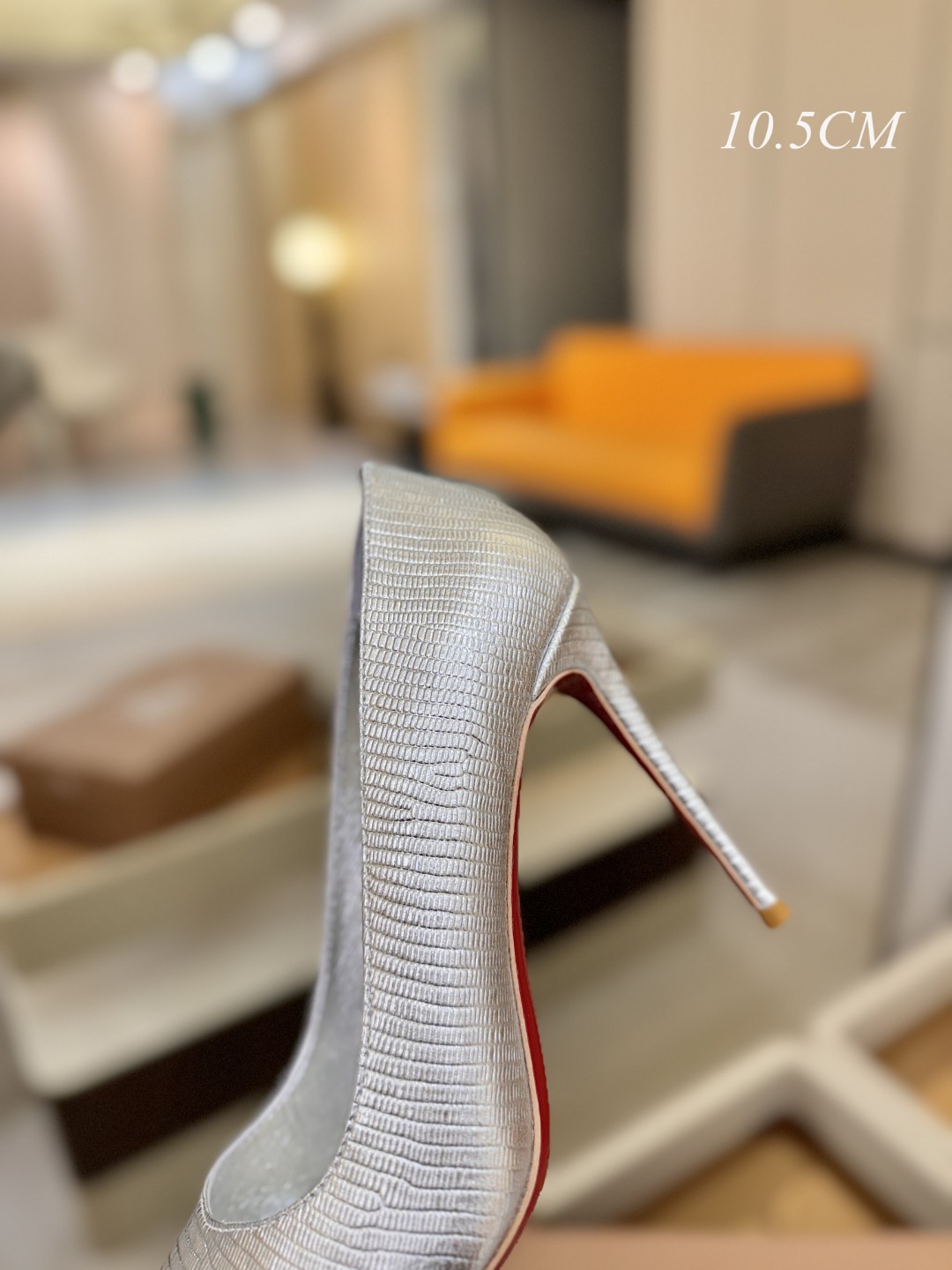 单鞋（经典款）质感立体穿出时尚芭莎的气质优质皮里更加柔软透气，无敌瘦腿，穿上立马拉升腿的长度～涵深刻，洞